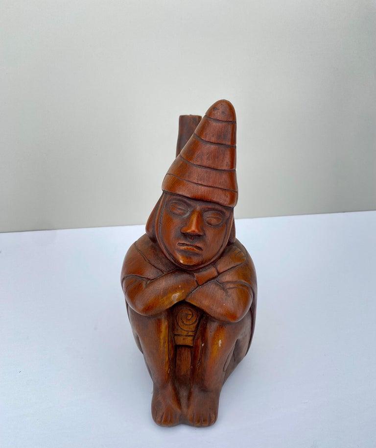 Peruanische figurale geschnitzte Holzskulptur aus Holz nach Moche-Stirrup-Gefäß, Dreamer – Sculpture von Unknown