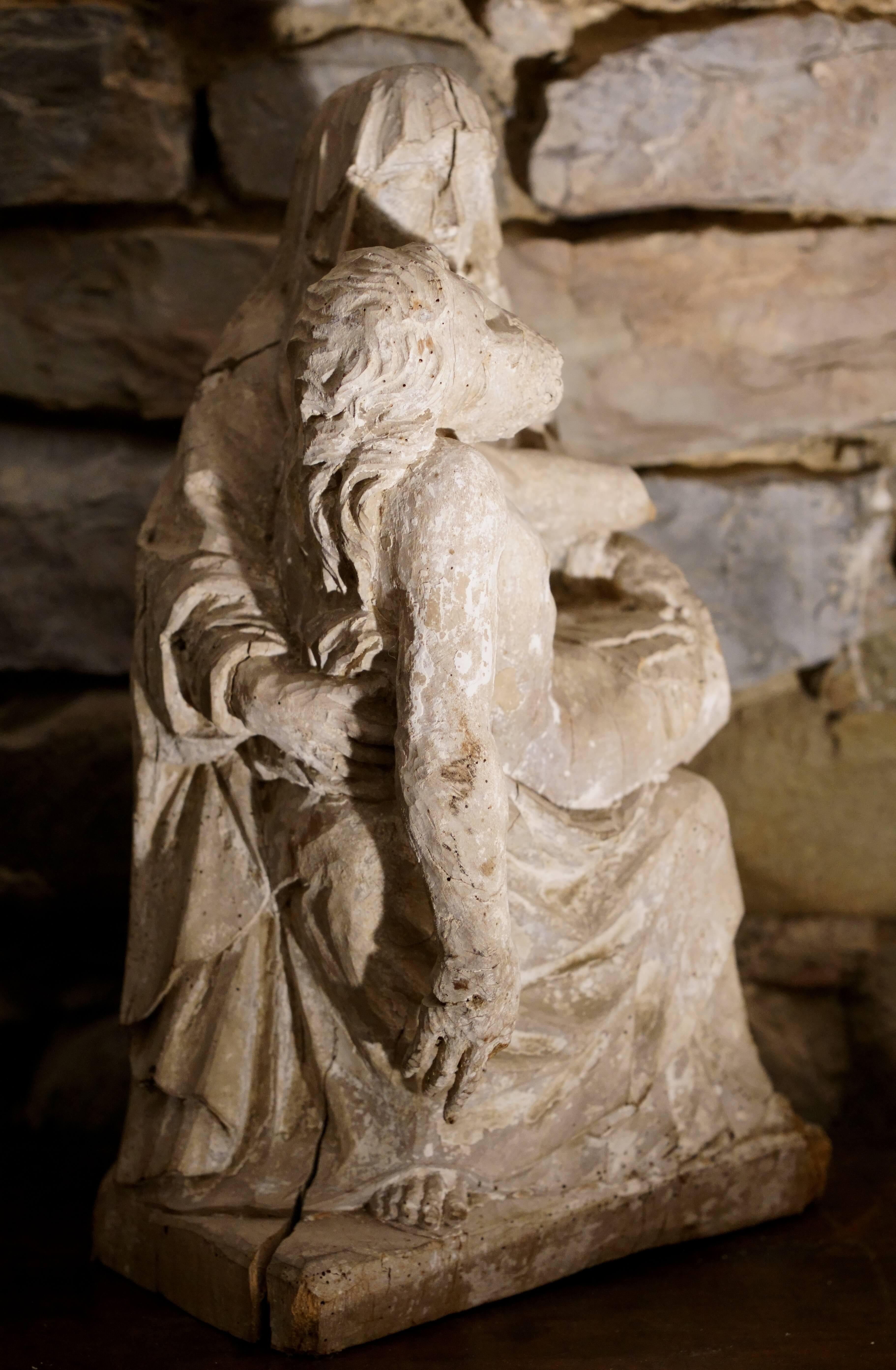 Belle sculpture en bois de tilleul représentant une Pietà. France, courant bourguignon-flamand, fin du XVe - début du XVIe siècle.   Ce thème n'apparaît pas dans la Bible mais est dérivé d'histoires apocryphes. Elle représente le moment précédant la