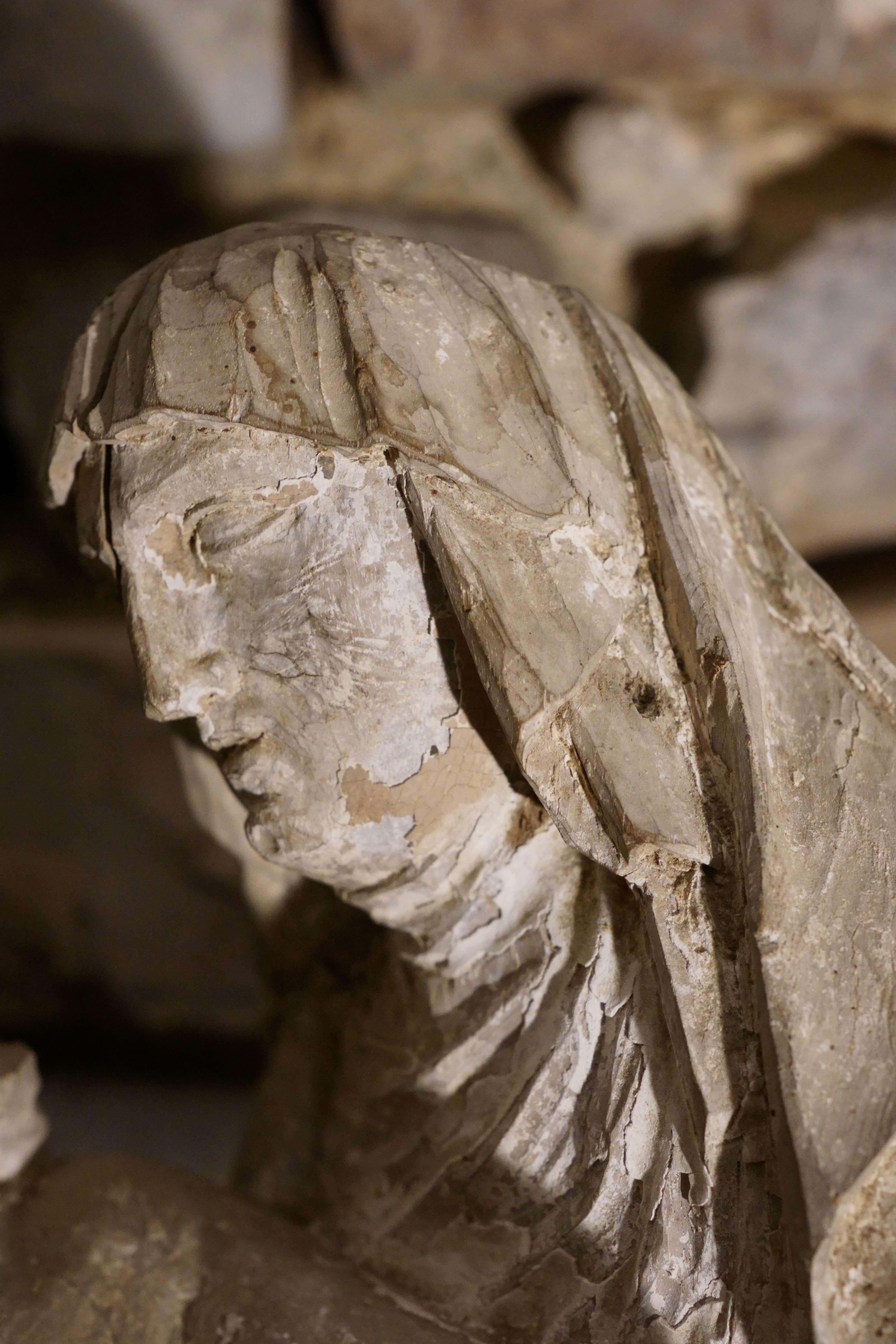 Pieta Sculpture en bois de tilleul franco-bourguignonne fin XVe siècle en vente 4