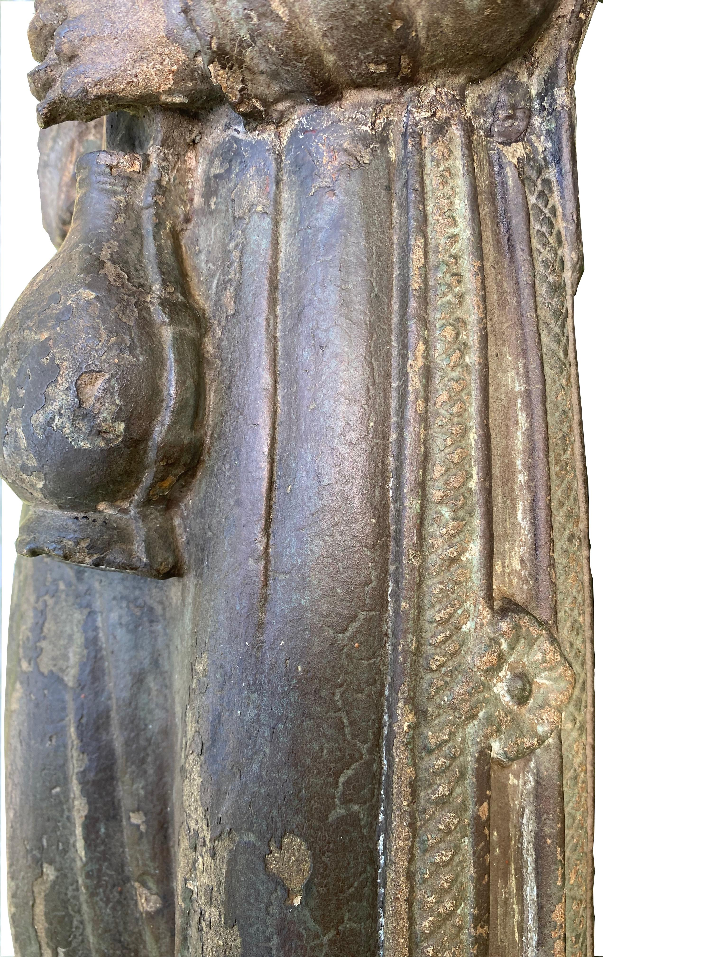 Figure de pèlerin en pierre polychrome - Noir Figurative Sculpture par Unknown