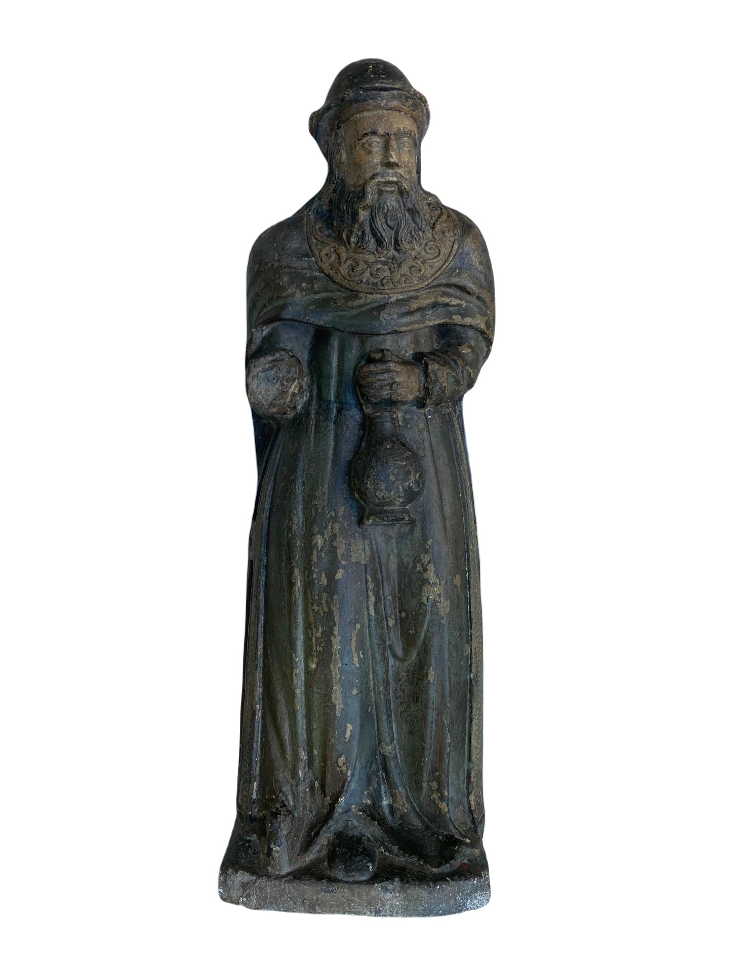 Figurative Sculpture Unknown - Figure de pèlerin en pierre polychrome