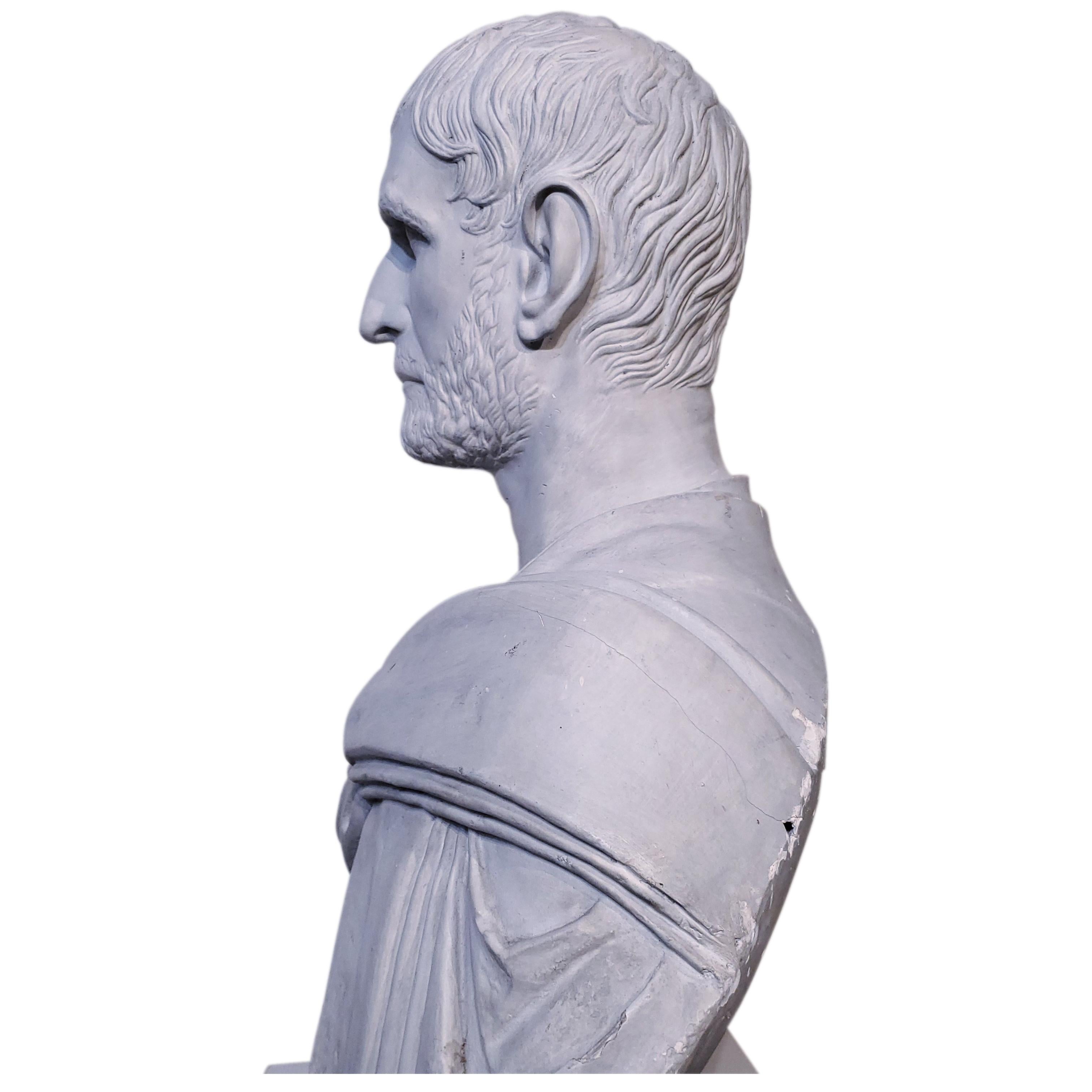 Plastische Gipsbüste des römischen Kaisers:: Capitoline Brutus (Lucius Junius Brutus). 

Diese antike Skulptur ist wahrscheinlich italienisch und aus dem späten 19. Jahrhundert. 

Diese Gipsskulptur ist 34 Zoll hoch:: 26 Zoll breit und 14 Zoll tief.