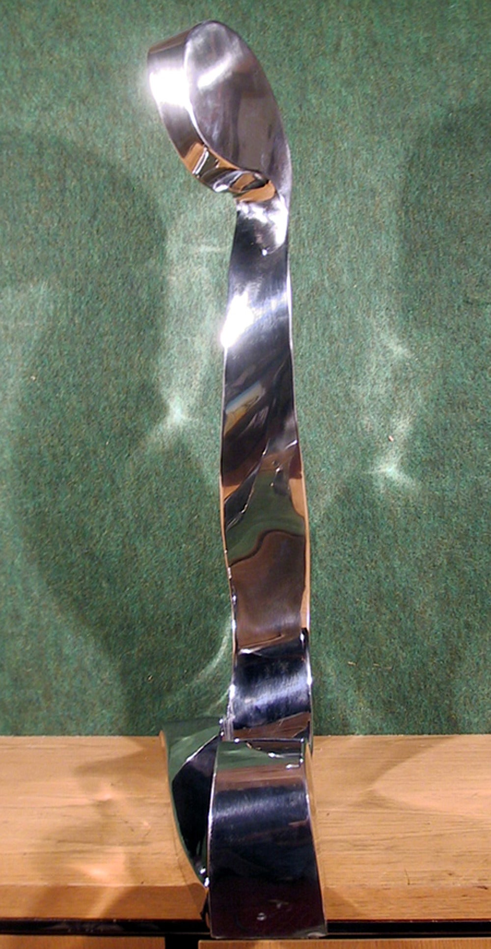 L-förmige Skulptur aus poliertem Chrom – Sculpture von Unknown