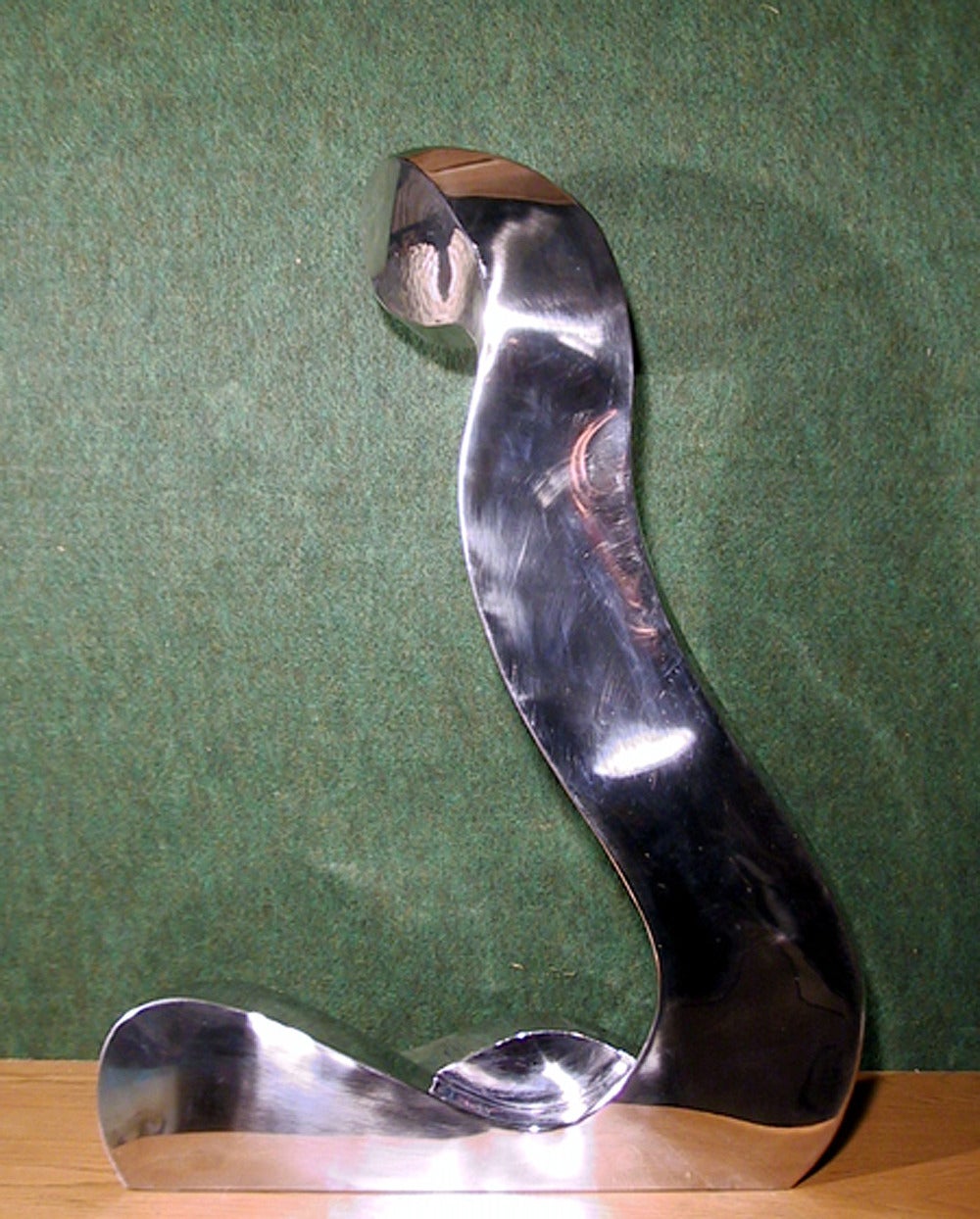 L-förmige Skulptur aus poliertem Chrom (Zeitgenössisch), Sculpture, von Unknown