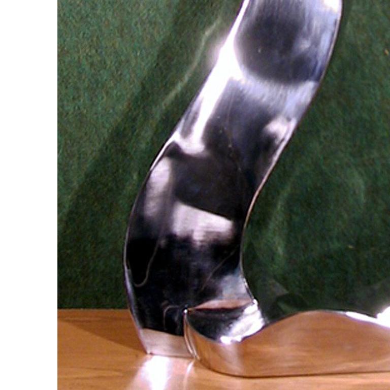 L-förmige Skulptur aus poliertem Chrom (Schwarz), Abstract Sculpture, von Unknown