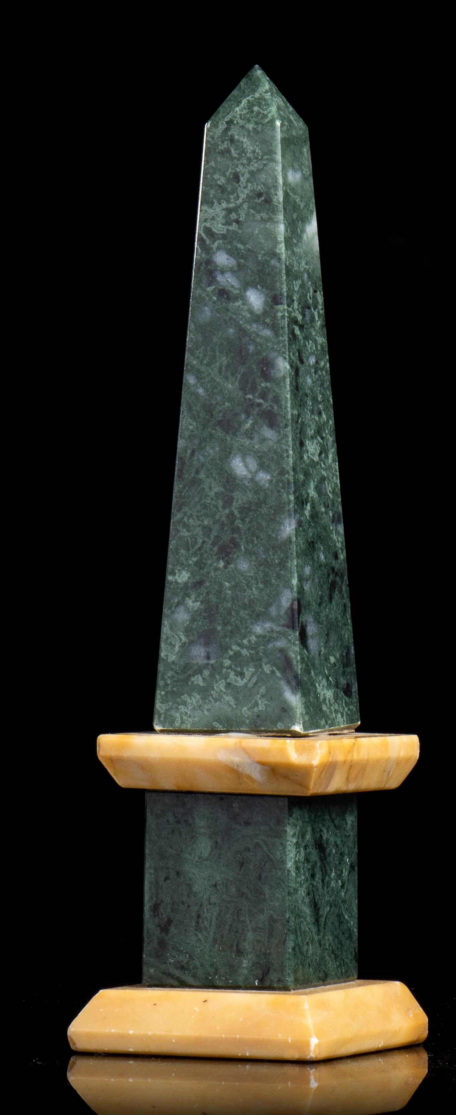 Sculptures d'obélisques de style Grand Tour en marbre vert et jaune polychrome 20e en vente 9