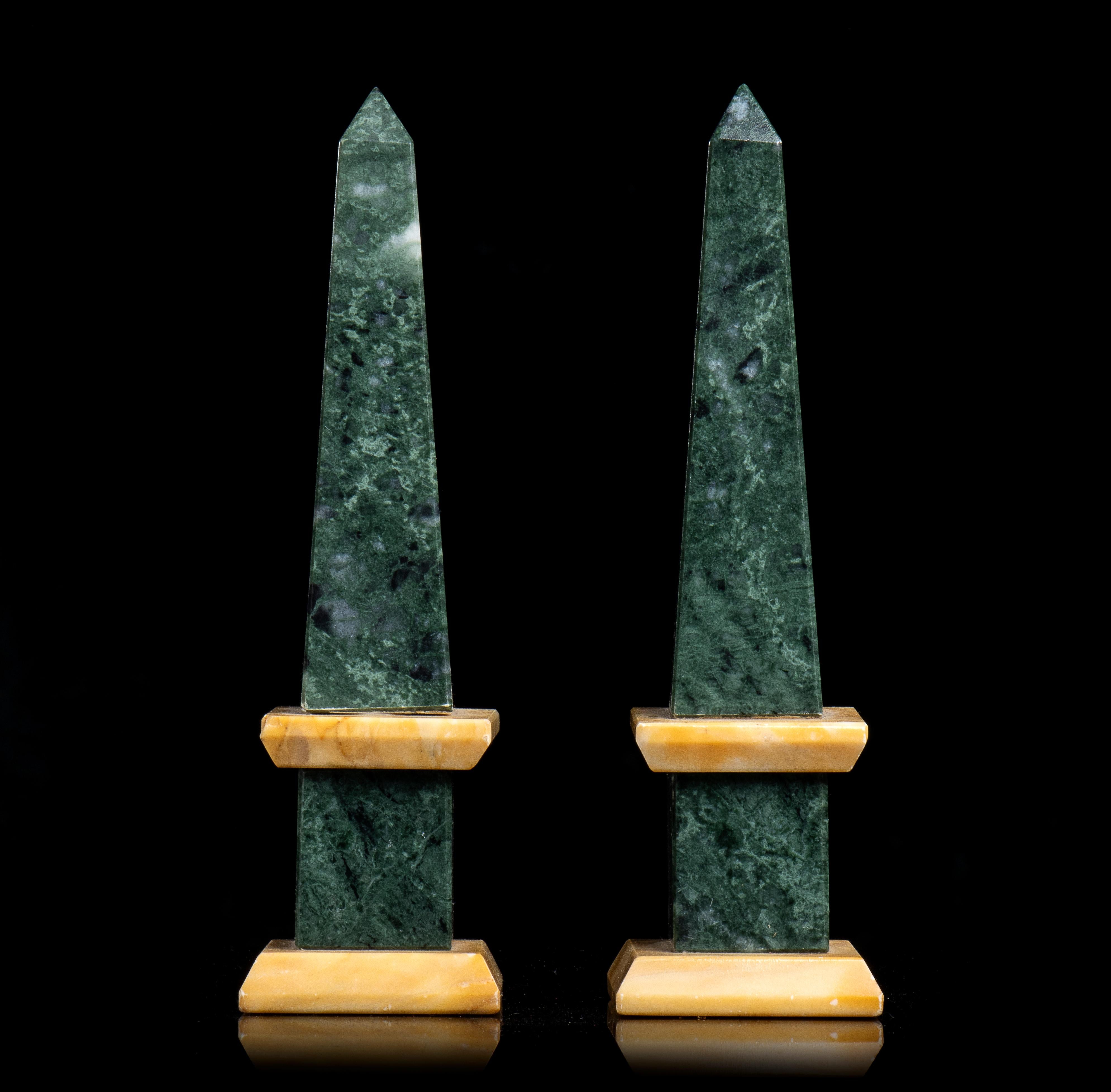Sculptures d'obélisques de style Grand Tour en marbre vert et jaune polychrome 20e en vente 1