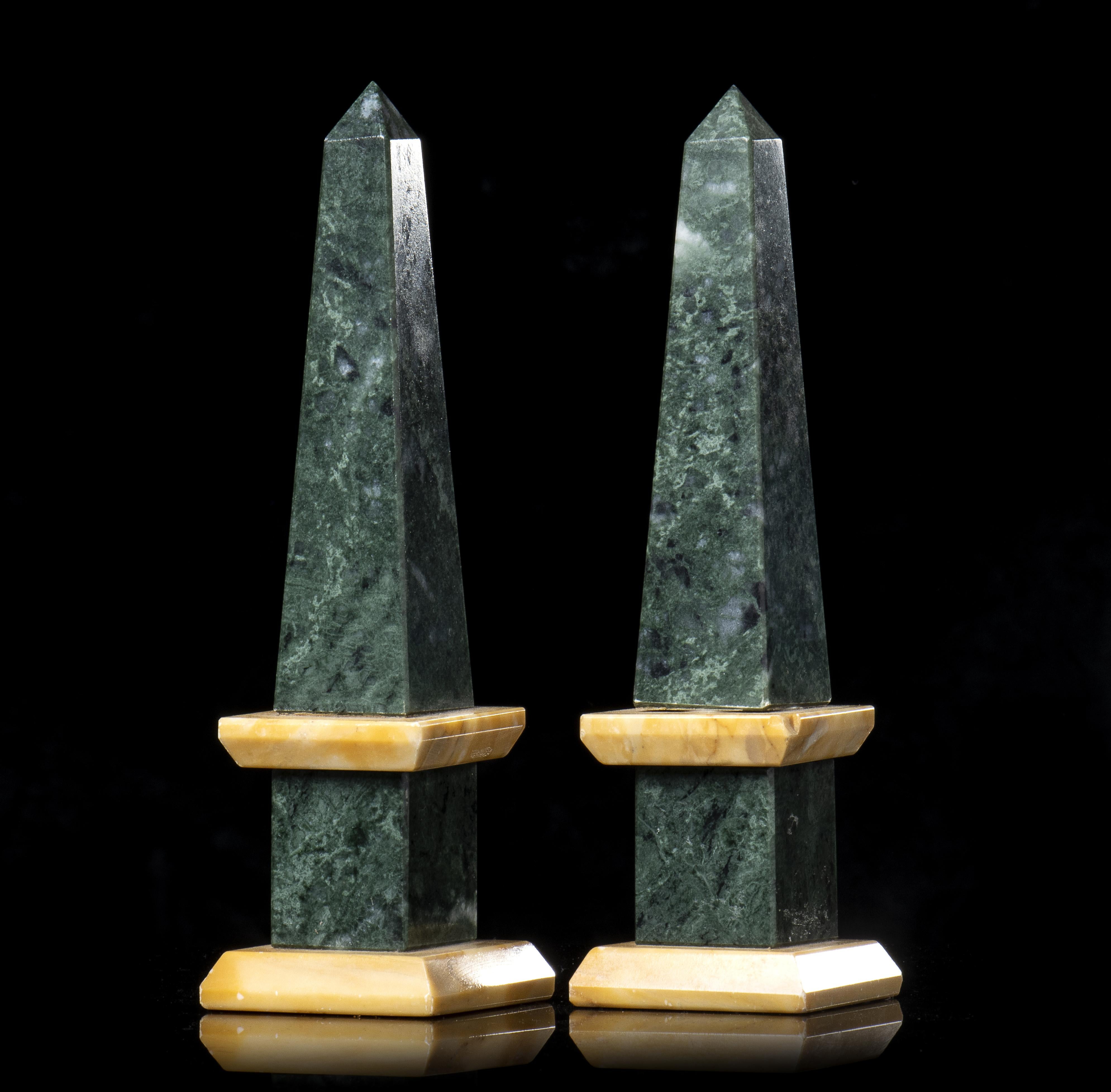 Sculptures d'obélisques de style Grand Tour en marbre vert et jaune polychrome 20e en vente 4