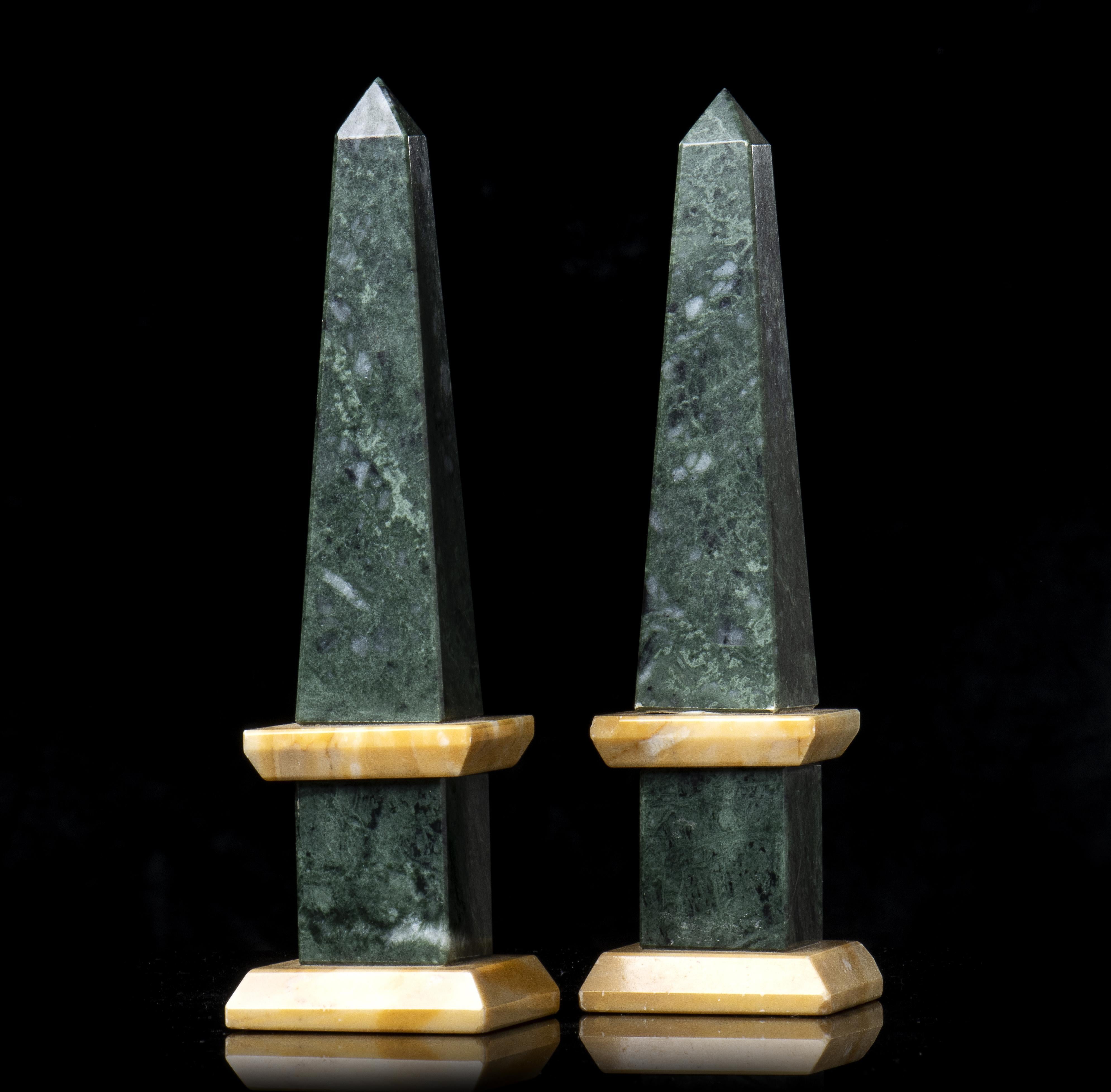 Sculptures d'obélisques de style Grand Tour en marbre vert et jaune polychrome 20e en vente 5