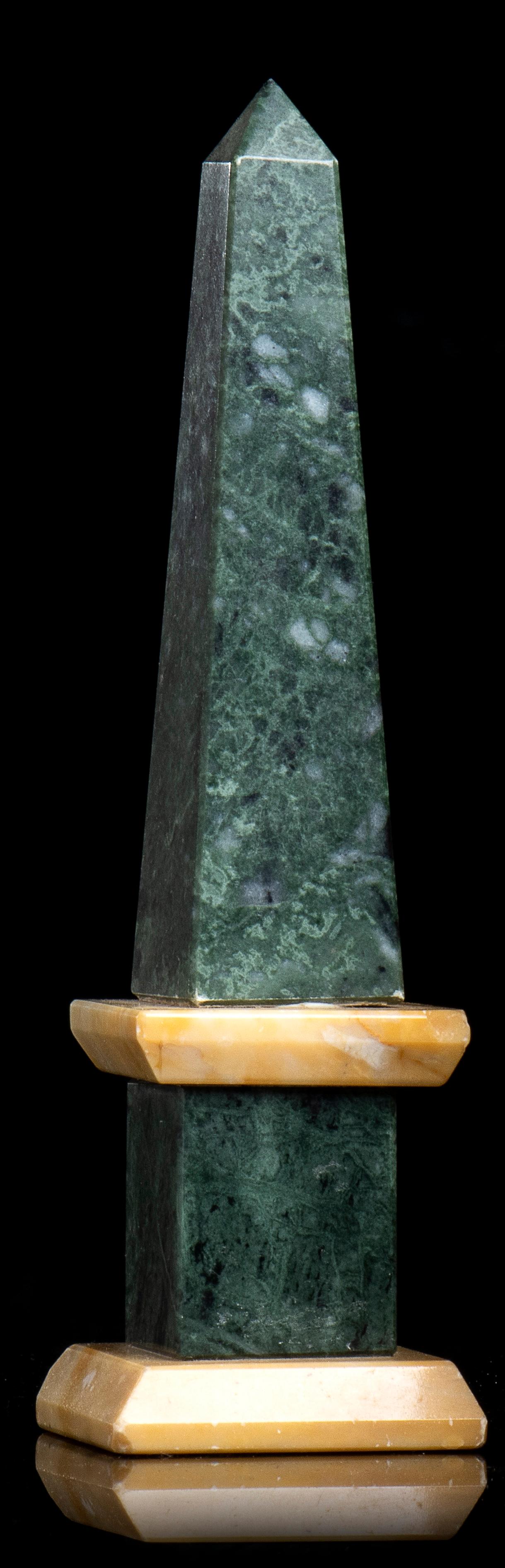 Sculptures d'obélisques de style Grand Tour en marbre vert et jaune polychrome 20e en vente 6