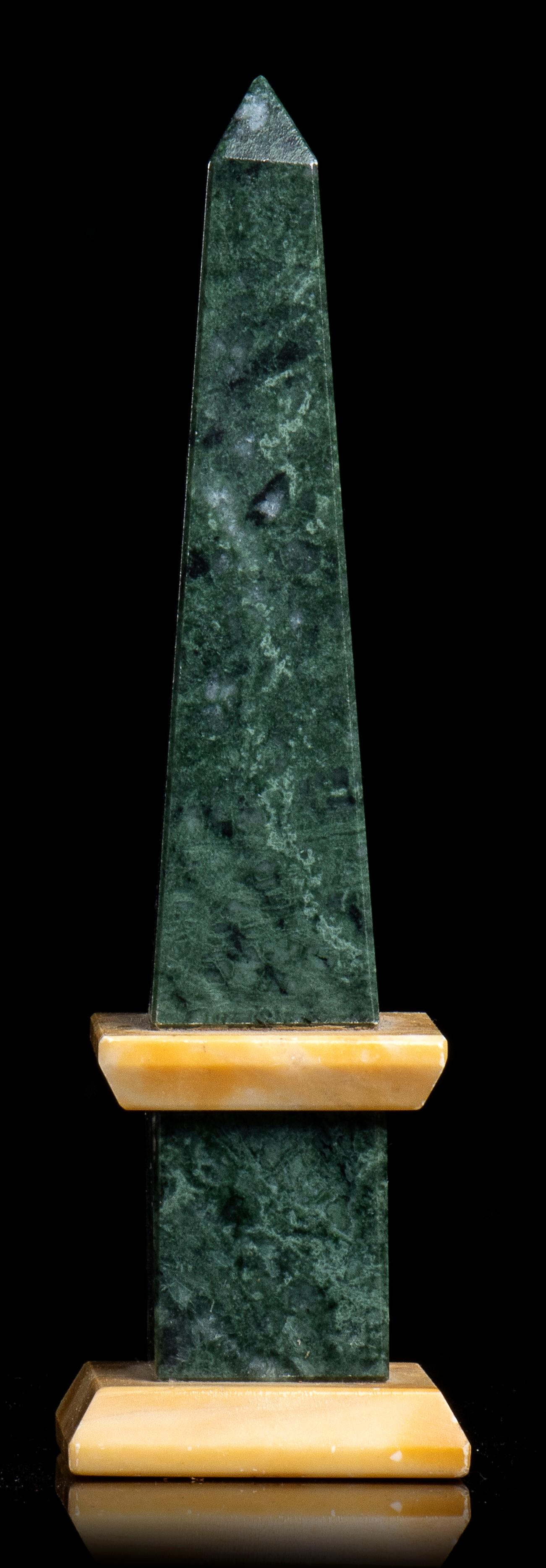Sculptures d'obélisques de style Grand Tour en marbre vert et jaune polychrome 20e en vente 7