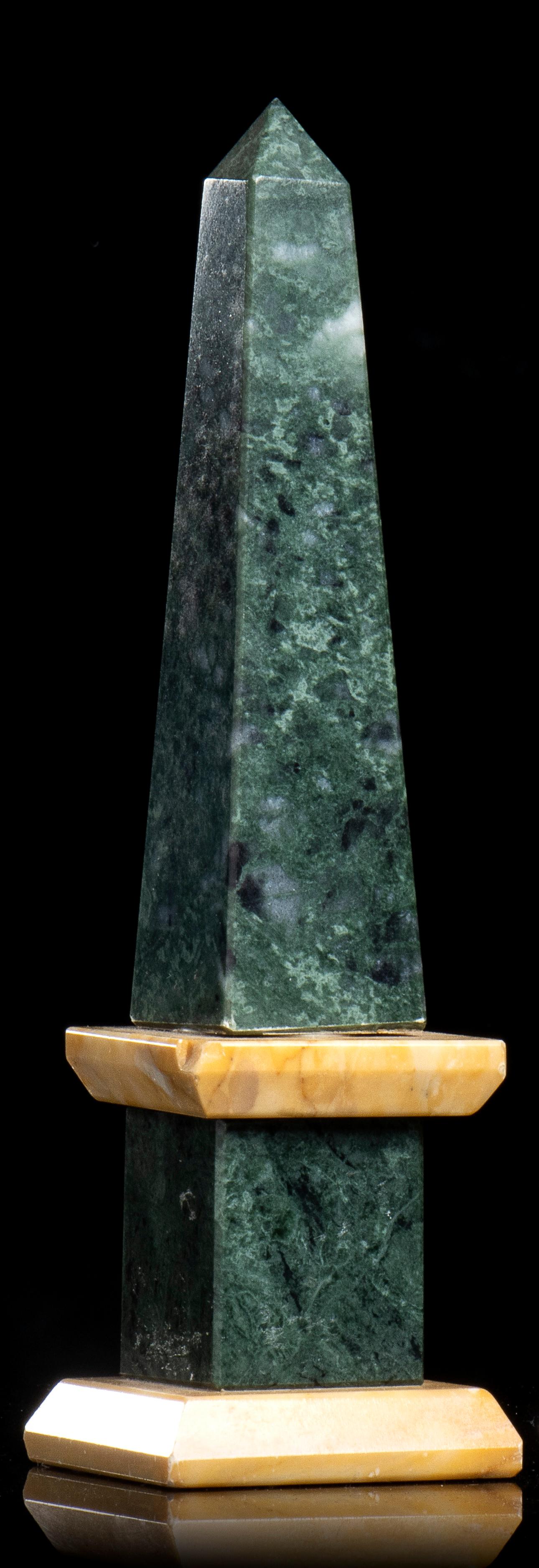 Sculptures d'obélisques de style Grand Tour en marbre vert et jaune polychrome 20e en vente 8