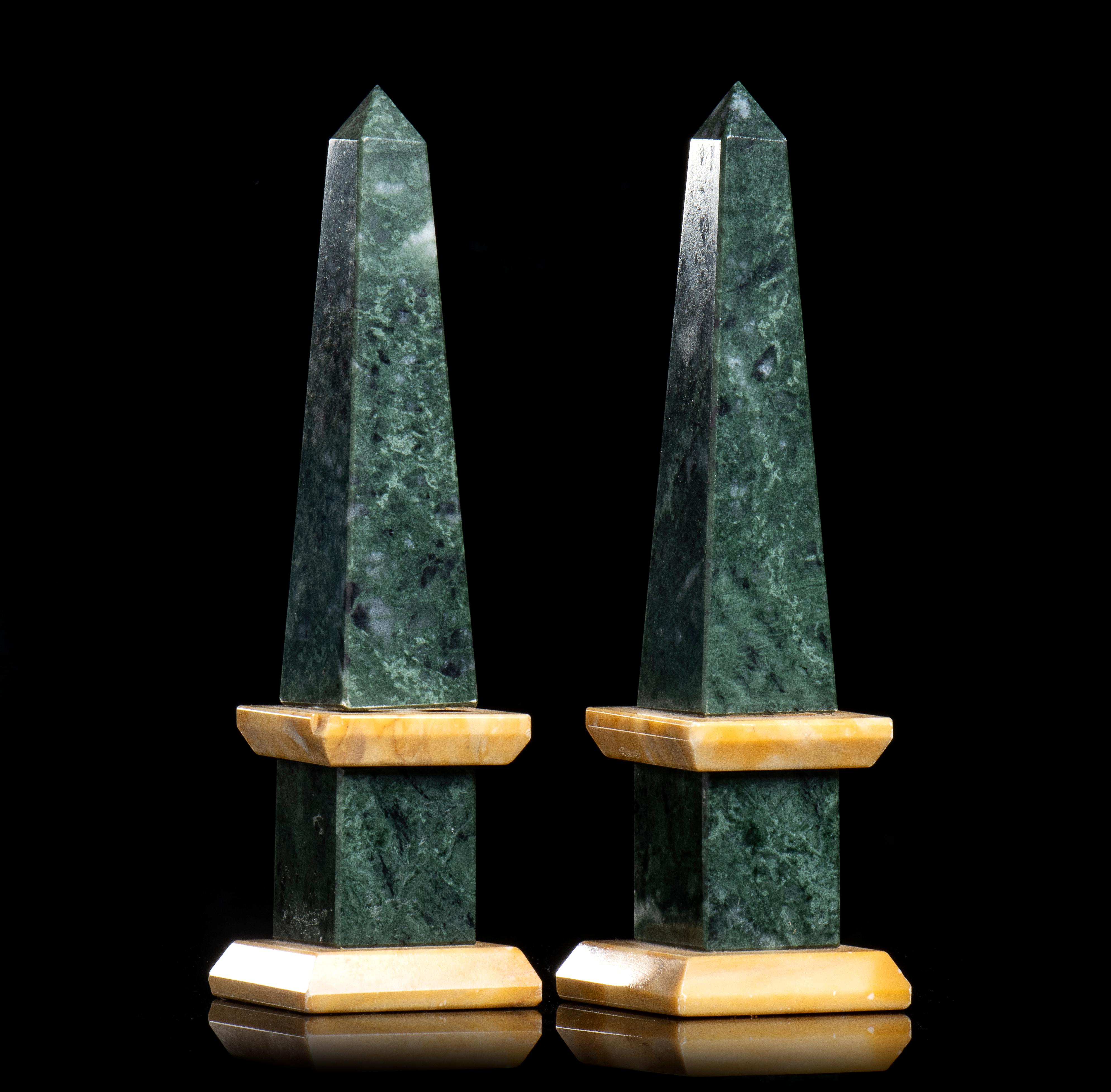 une élégante paire d'obélisques sculptés de grand tour, sculptés dans un marbre vert chaud et élégant, avec deux bases carrées à trois ordres sculptées dans un marbre jaune de Sienne. Les deux marbres utilisés sont un exemple classique d'élégance et