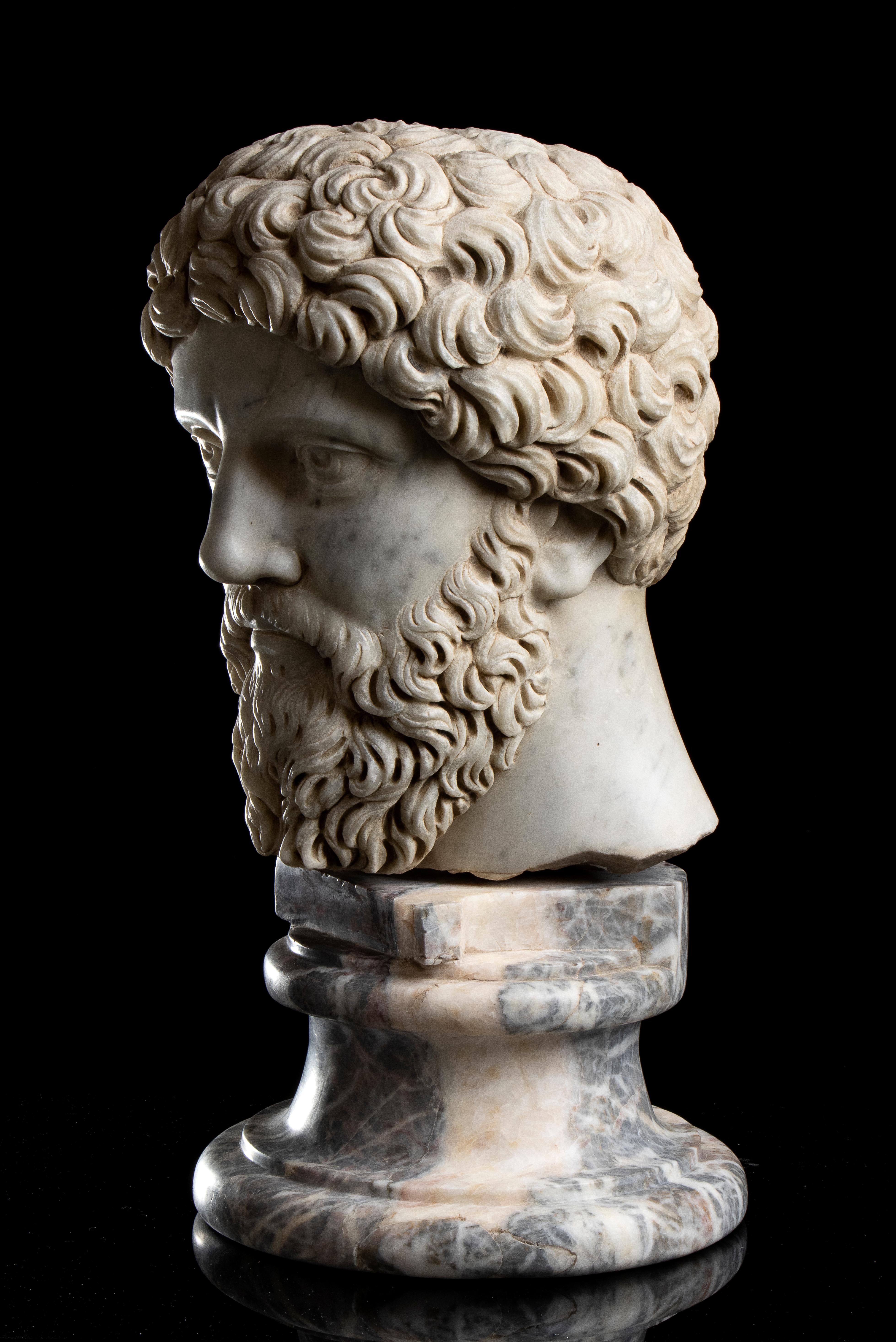  Porträtkopf des römischen Kaisers Marcus Aurelius, aus Carrara-Marmor gemeißelt, mit tief geschnittenen Locken und detaillierten klassisch-römischen Akzenten im Haar und in der Rasur; die sorgfältig modellierten Augen mit deutlich hervorgehobener