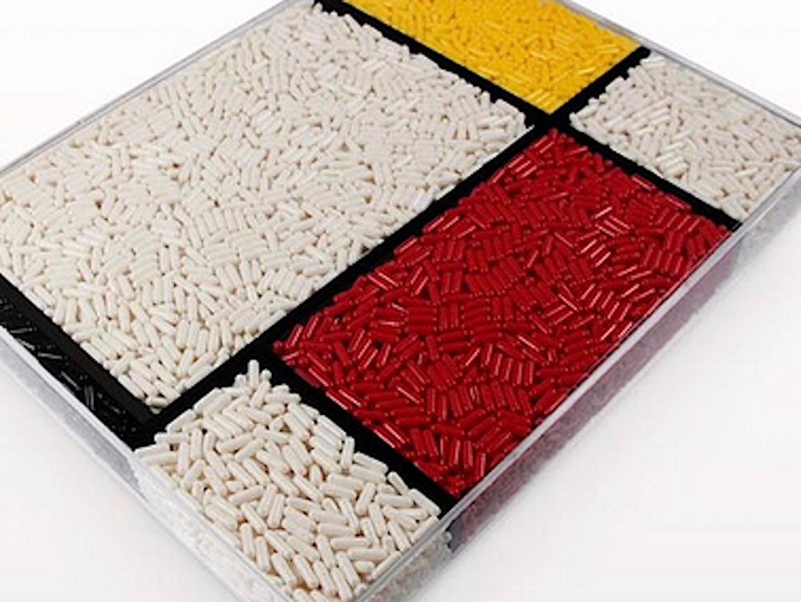 Pop art Mondrian pilules rouge blanc jaune contemporain (accrochage mural ou à plat) en vente 3