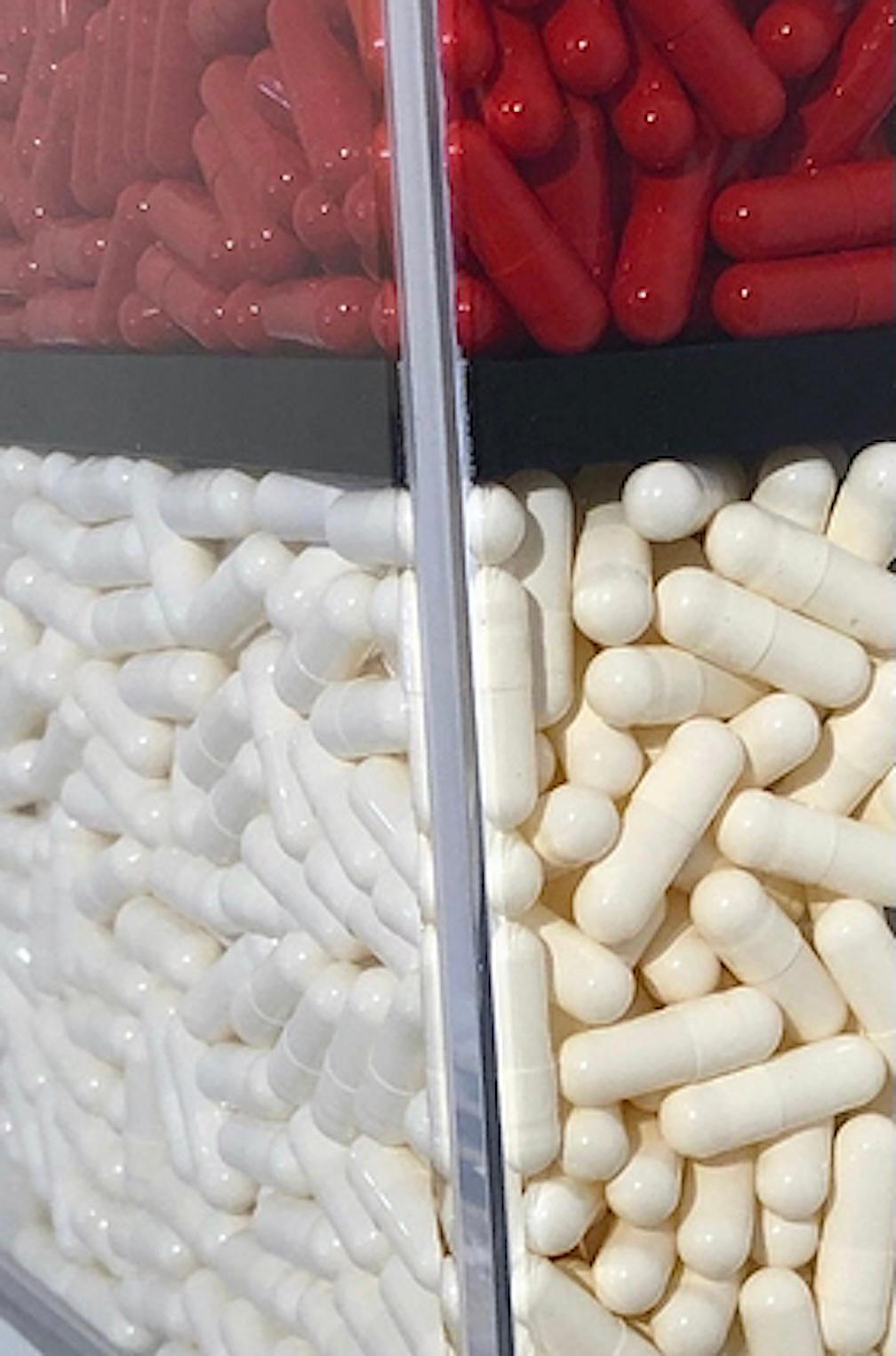 Pop art Mondrian pilules rouge blanc jaune contemporain (accrochage mural ou à plat) - Gris Abstract Sculpture par Unknown