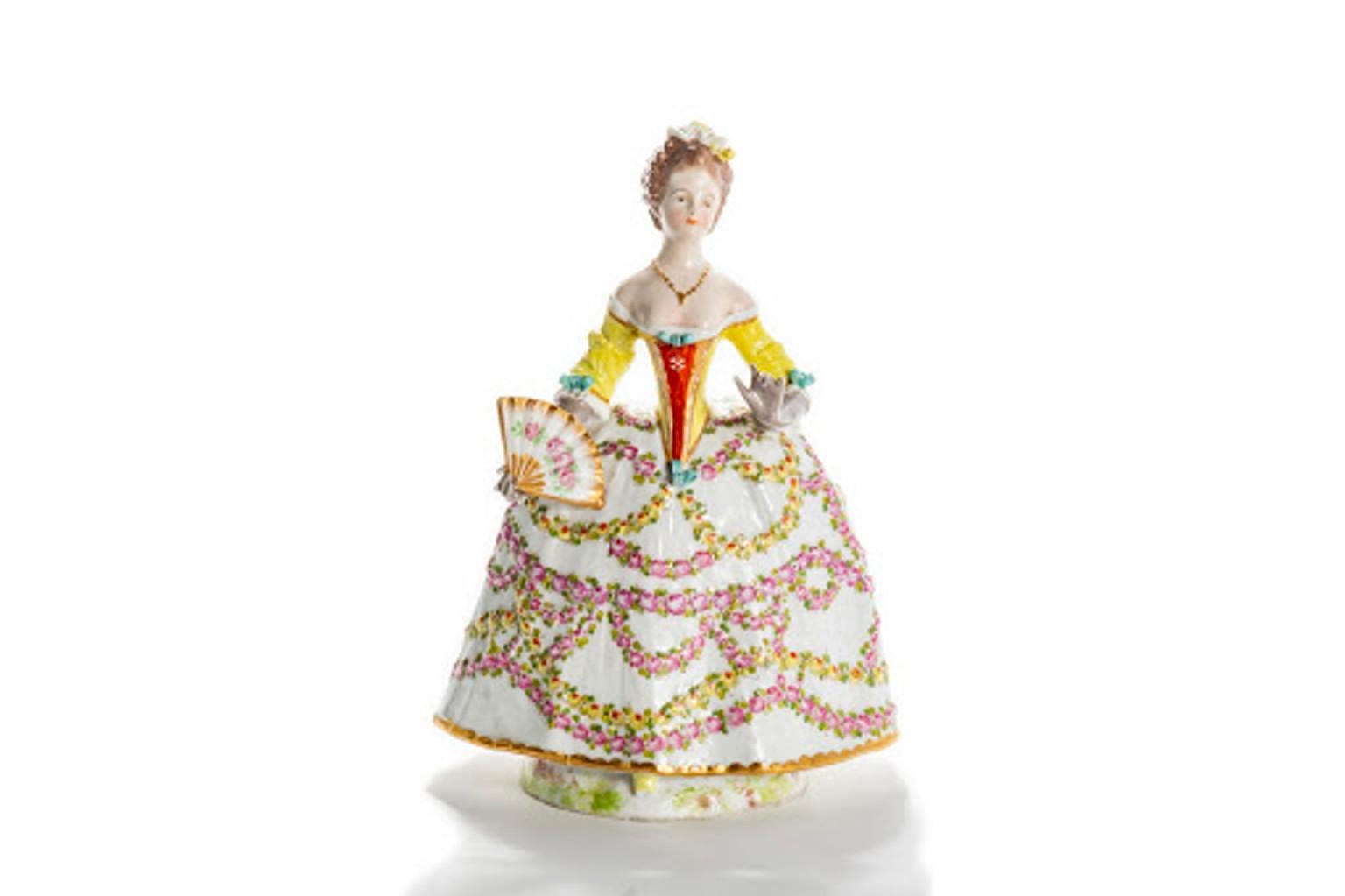 Dama de porcelana con vestido amarillo
