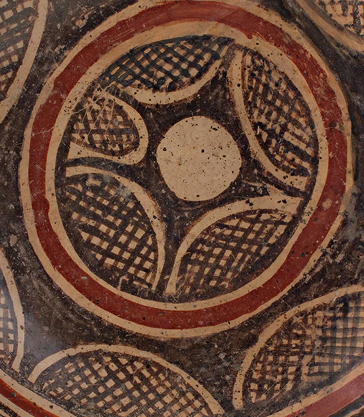 Diese Chinesco-Schale stammt aus einer präkolumbianischen Gesellschaft aus der Zeit um 300 v. Chr. Es zeigt abstrakte, geometrische Muster in Rot und Schwarz. Der Durchmesser beträgt 8