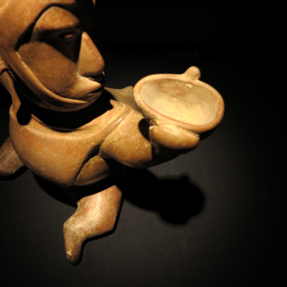 Sitzender Schamane
Kolima-Kultur
Mexiko
ca. 300 V. CHR. - 300 N. CHR.

Prä-Columbianisch, Westmexiko, Kolima, ca. 300 v. Chr. bis 300 n. Chr. Ein hohl gegossenes und stark gebranntes Terrakotta-Gefäß in Form einer buckligen Schamanenfigur.