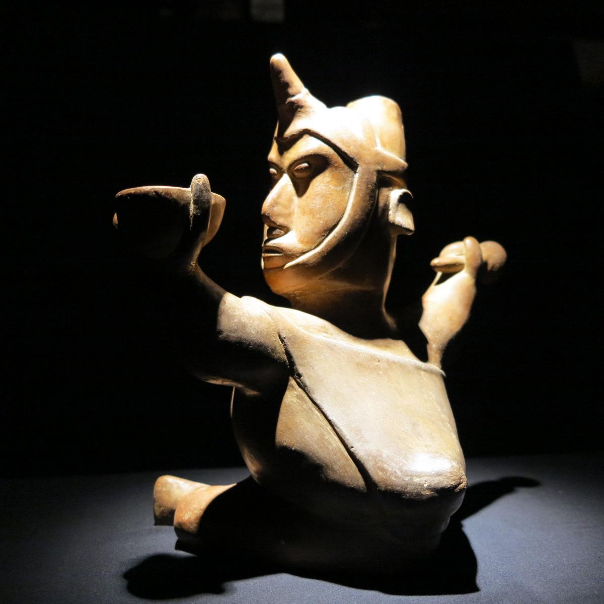 Figurative Sculpture de Unknown - Figura de terracota precolombina Chamán de Colima vasija Escultura mexicana