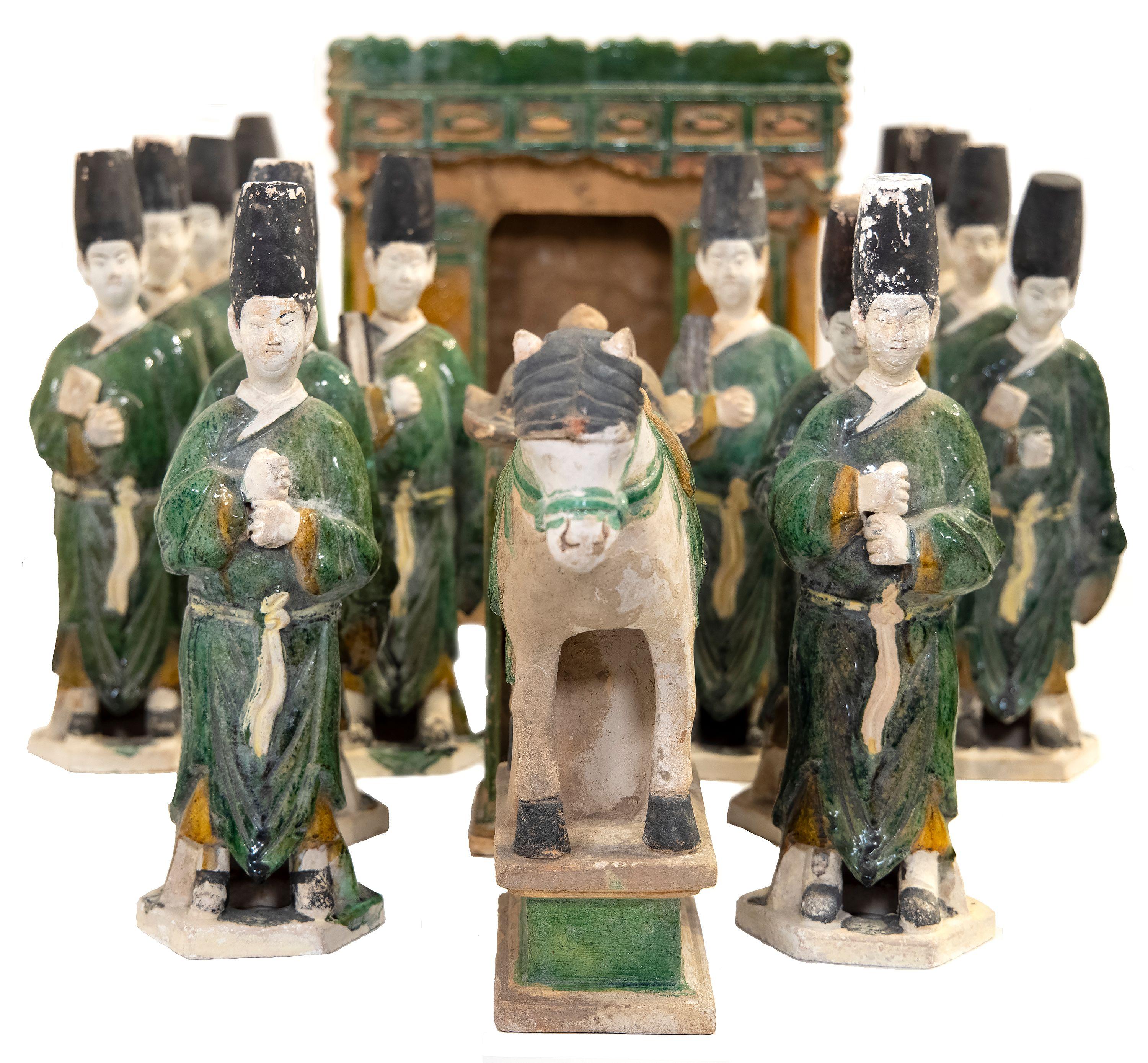 Procession, Chine, dynastie Ming - Sculpture de Unknown