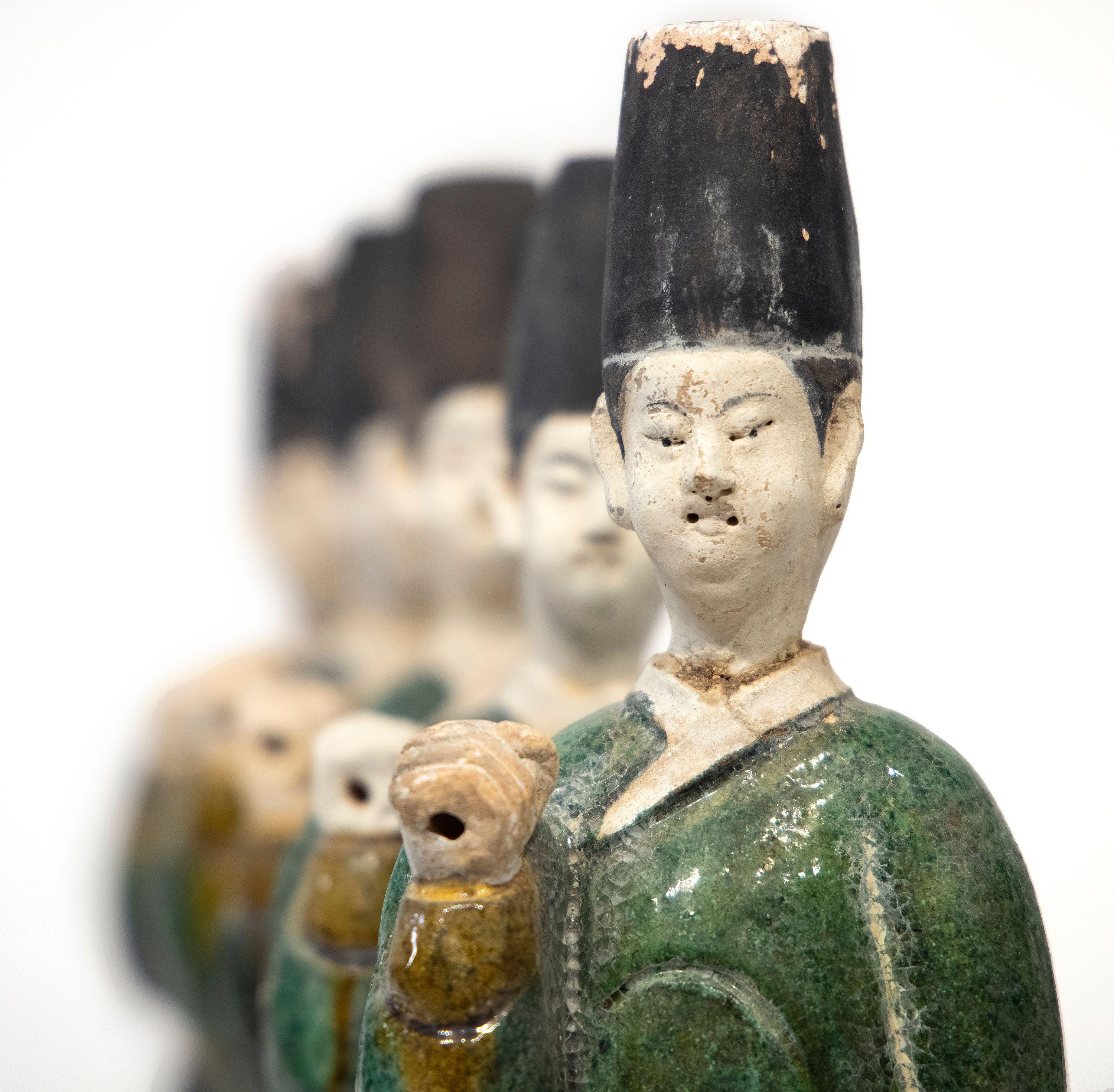 Eine Reihe von figurativen Skulpturen, Keramik in Grün- und Brauntönen von einem unbekannten chinesischen Künstler. Das Stück stammt aus der Ming-Dynastie und ist unsigniert.
