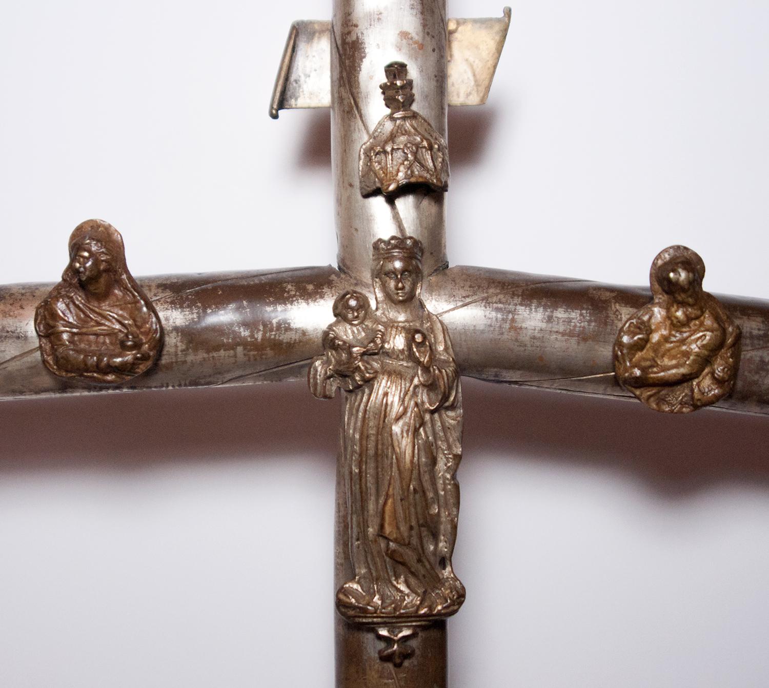 Procession cross, early XVI th century - Gold Figurative Sculpture by Unknown