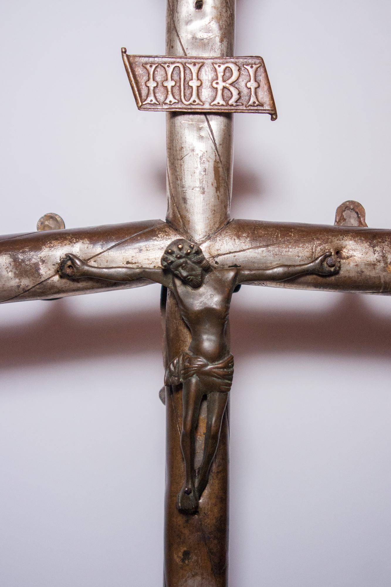 Beautiful processional cross from the early 16th century.
Puy de Dôme or Massif Central, France.
On one side a beautiful corpus of Christ around 1500, surmounted by the titulus INRI, and on the other side of a Madonna and Child applique , surmounted