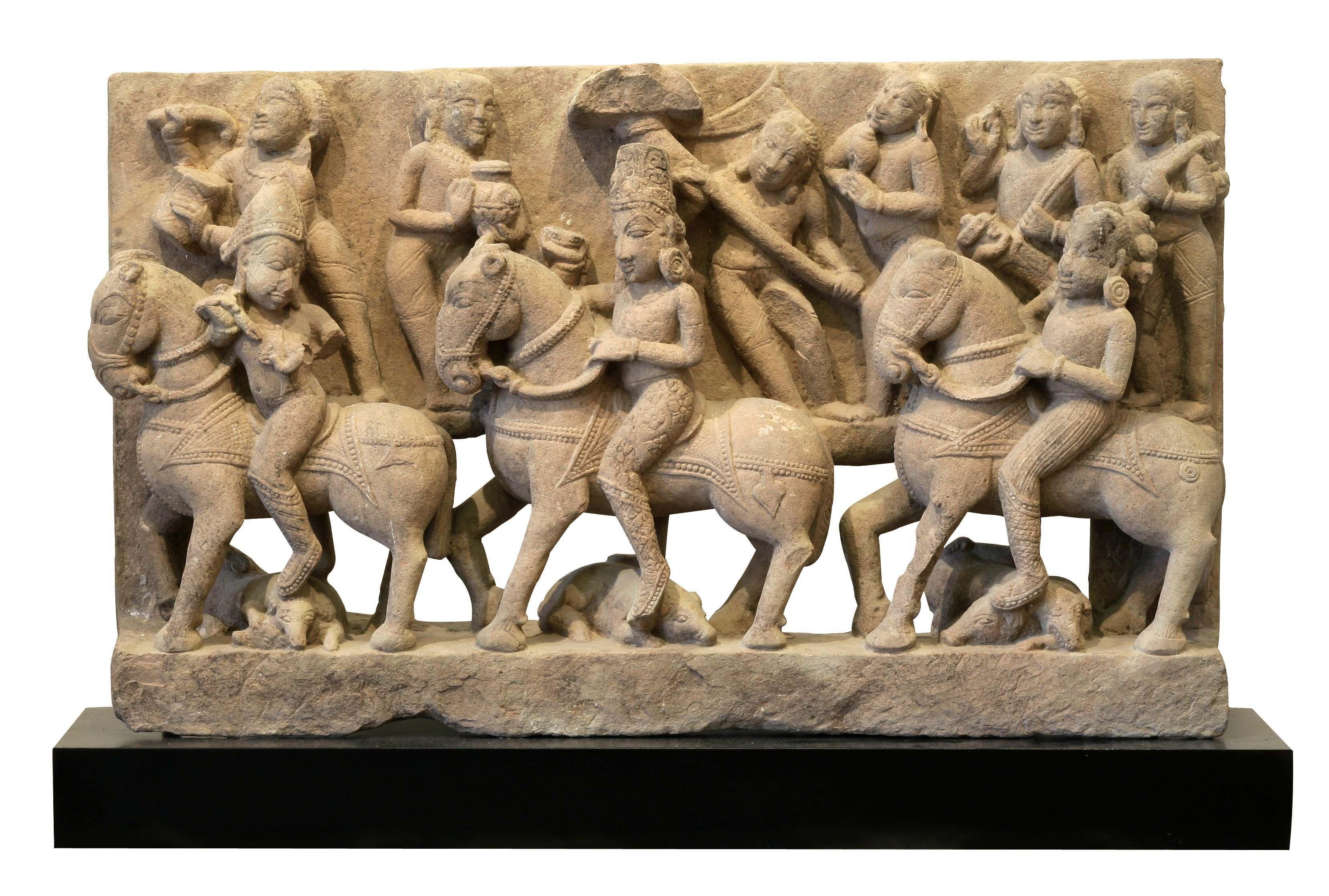 Figurative Sculpture Unknown - Procession avec chevaux, Inde, 12e siècle