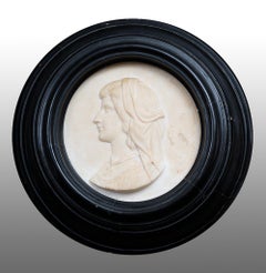 Profil aus antikem weißem Marmor mit ebonisiertem Holzrahmen.