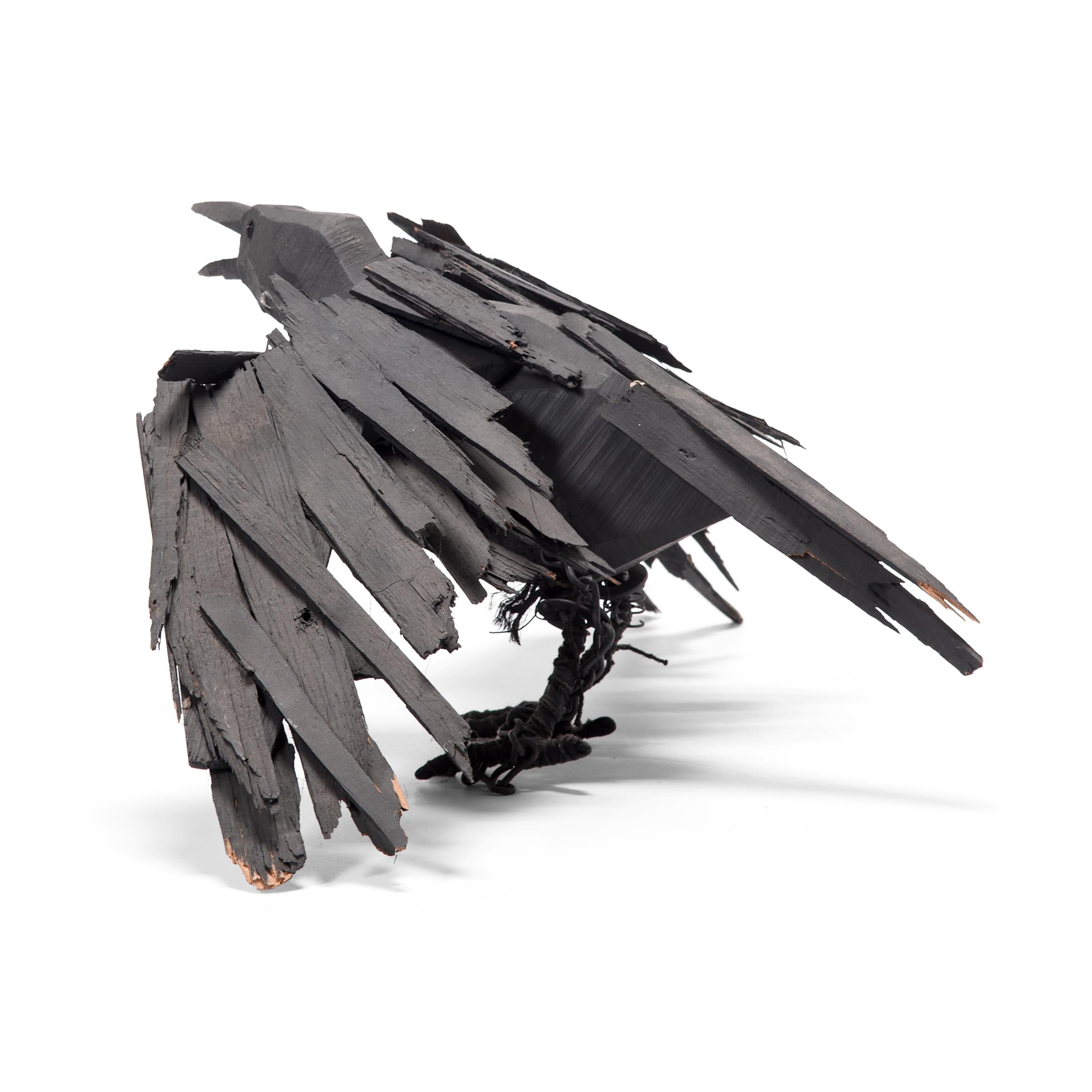 Diese hölzerne Krähe aus dem späten 20. Jahrhundert ist ein reizvolles Beispiel naiver amerikanischer Bildhauerkunst, reich strukturiert und von skurrilem Reiz. Mitten im Krächzen sind die Flügel der Krähe ausgestreckt, bereit, in die Luft zu gehen.