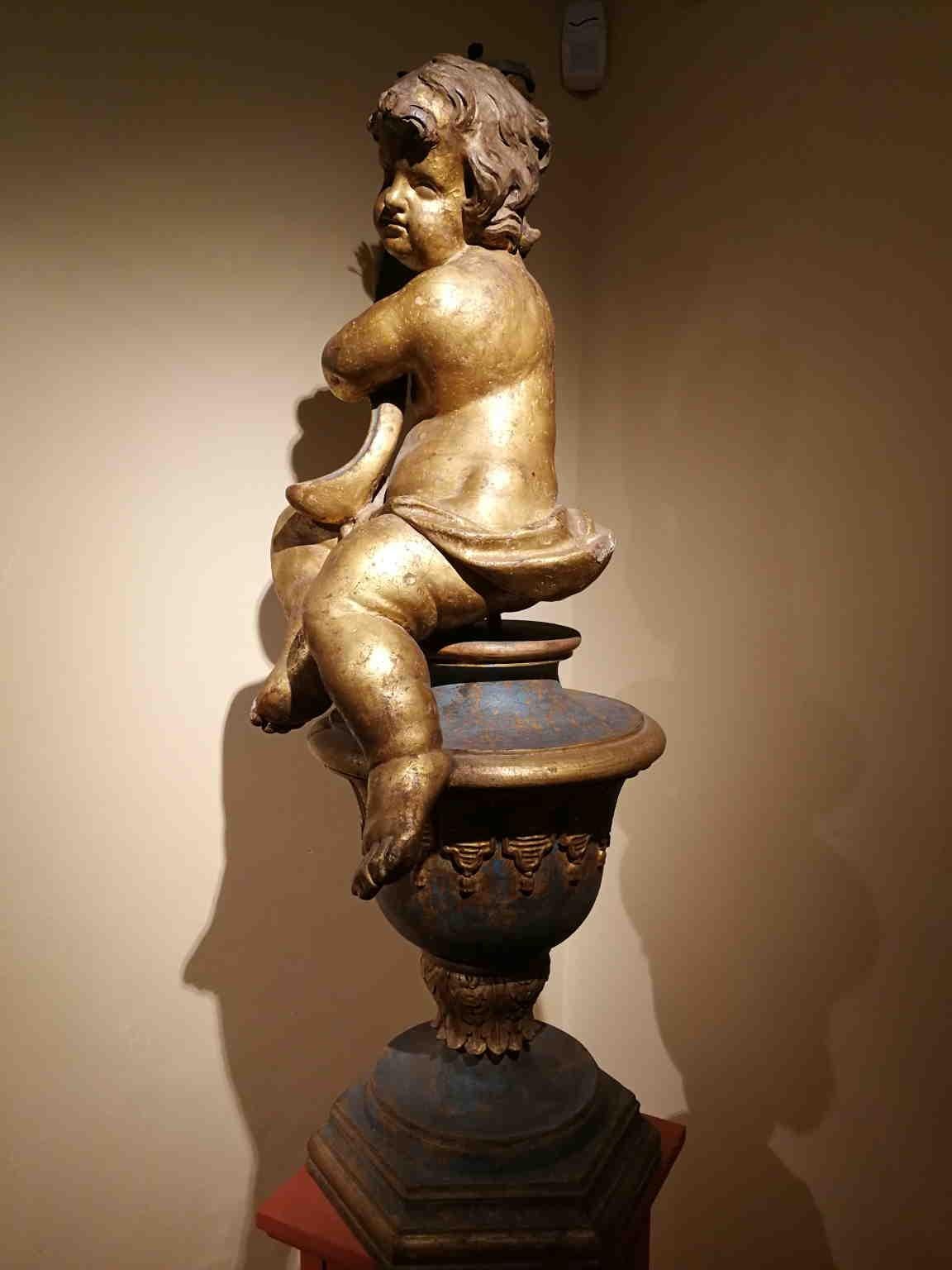 Putto in legno dorato reggi candela barocco italiano en venta 1
