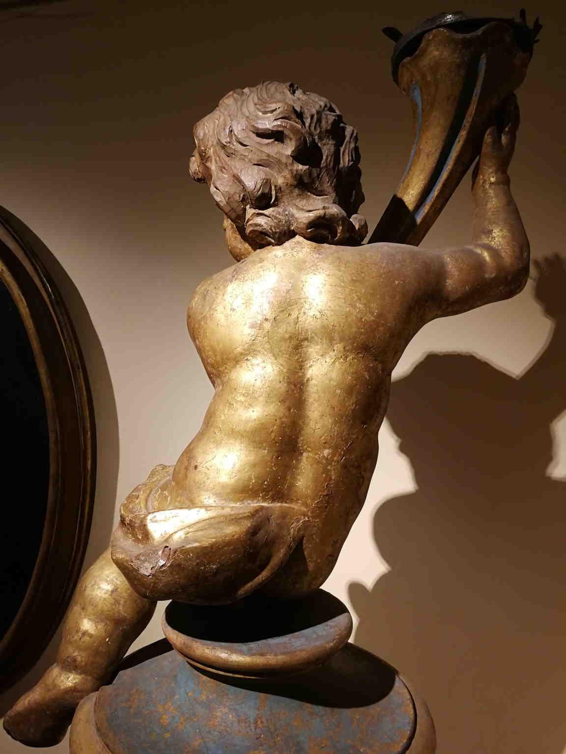 Putto in legno dorato reggi candela barocco italiano en venta 3