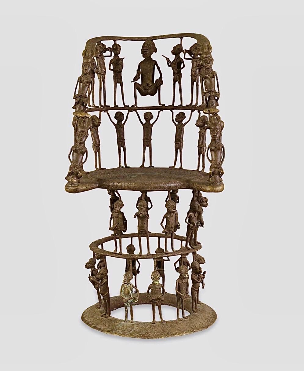 Rara scultura africana in bronzo massiccio del Benin, sedia a forma di trono multi figura