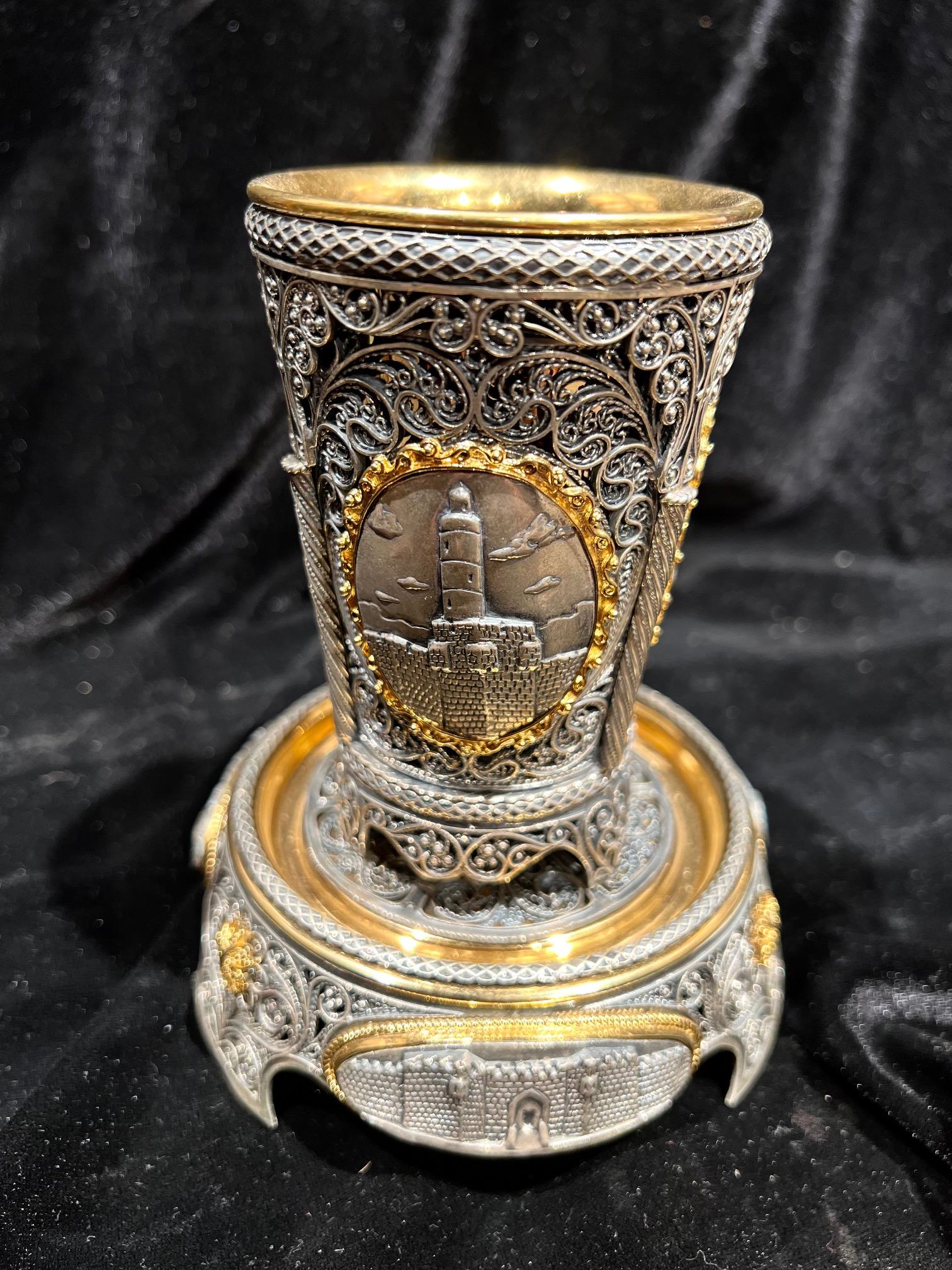 Ein Set aus einem spektakulär schönen Kiddusch-Teller und einer Tasse. Feine und präzise Filigranarbeit. Auf jeder Seite des Bechers und des Tellers ist ein heiliger Ort in Jerusalem abgebildet - das Grab von Rachel, die Klagemauer und der