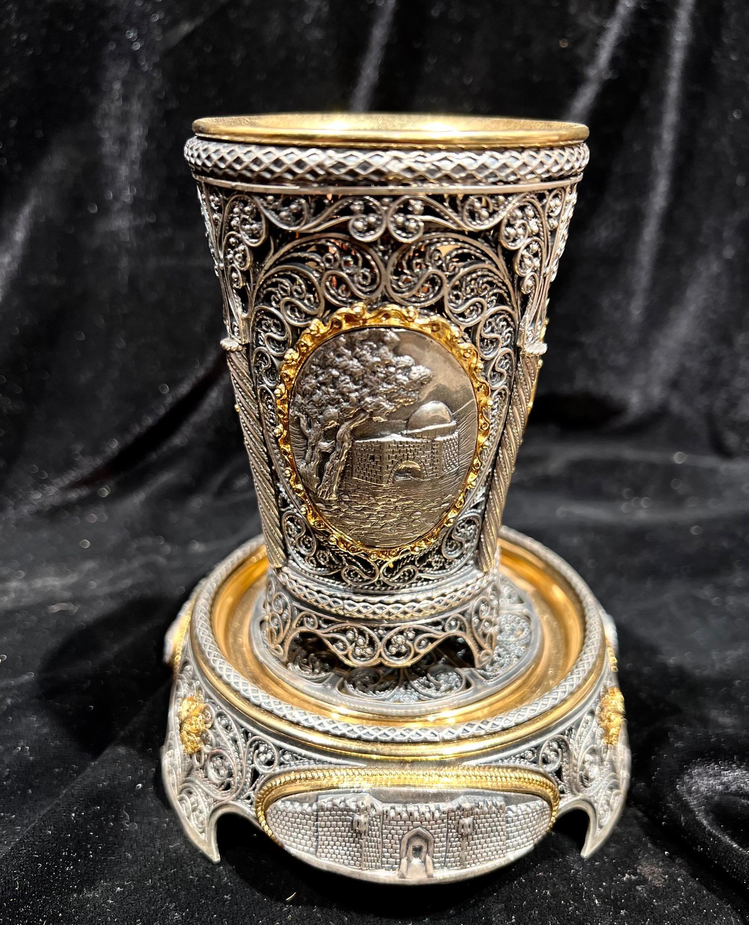 Rare et exceptionnelle tasse Kiddush judaïque en argent sterling avec or à l'intérieur  en vente 1