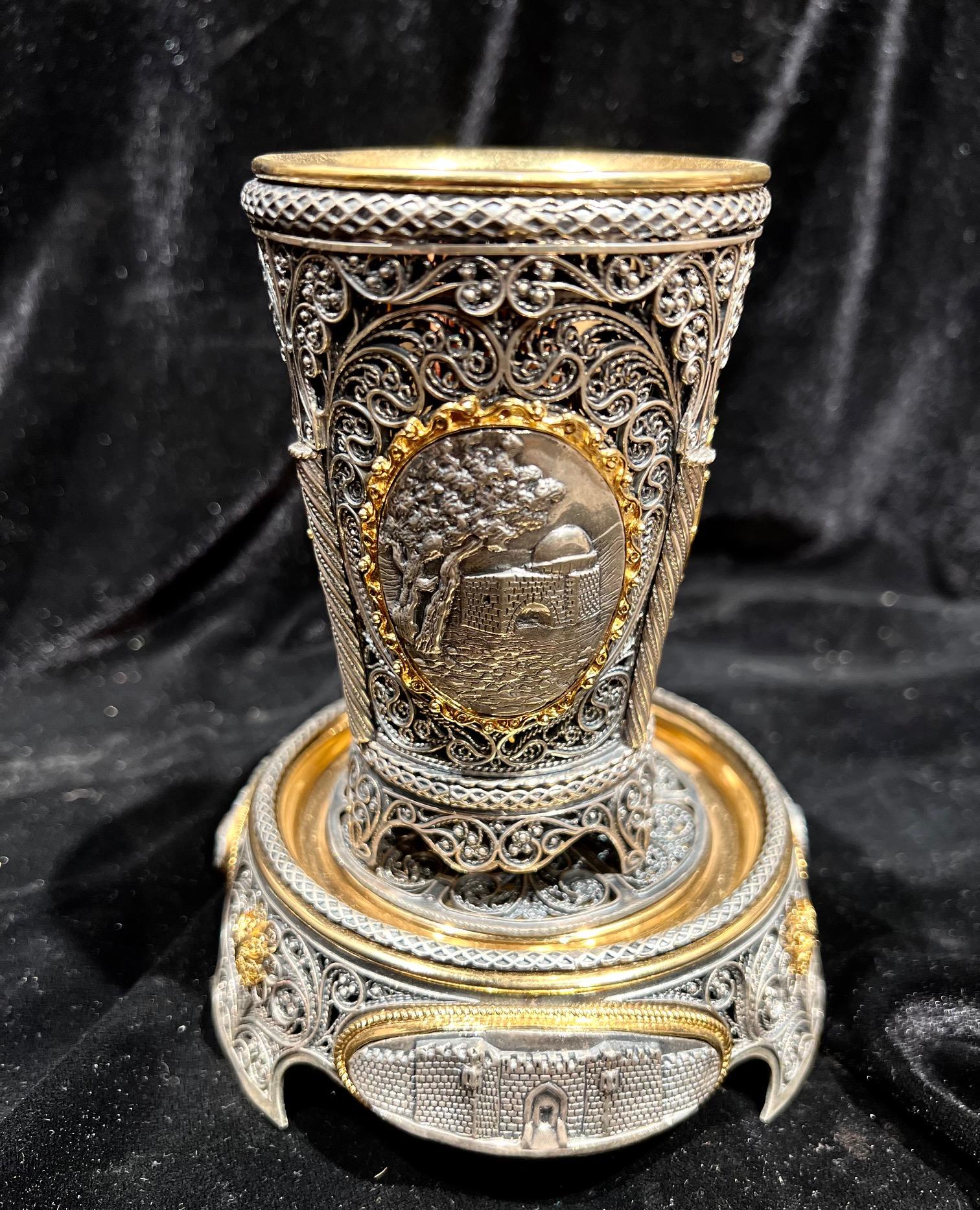 Seltener und außergewöhnlicher Kidduschbecher aus Sterlingsilber mit Goldeinsatz Judaica im Angebot 1