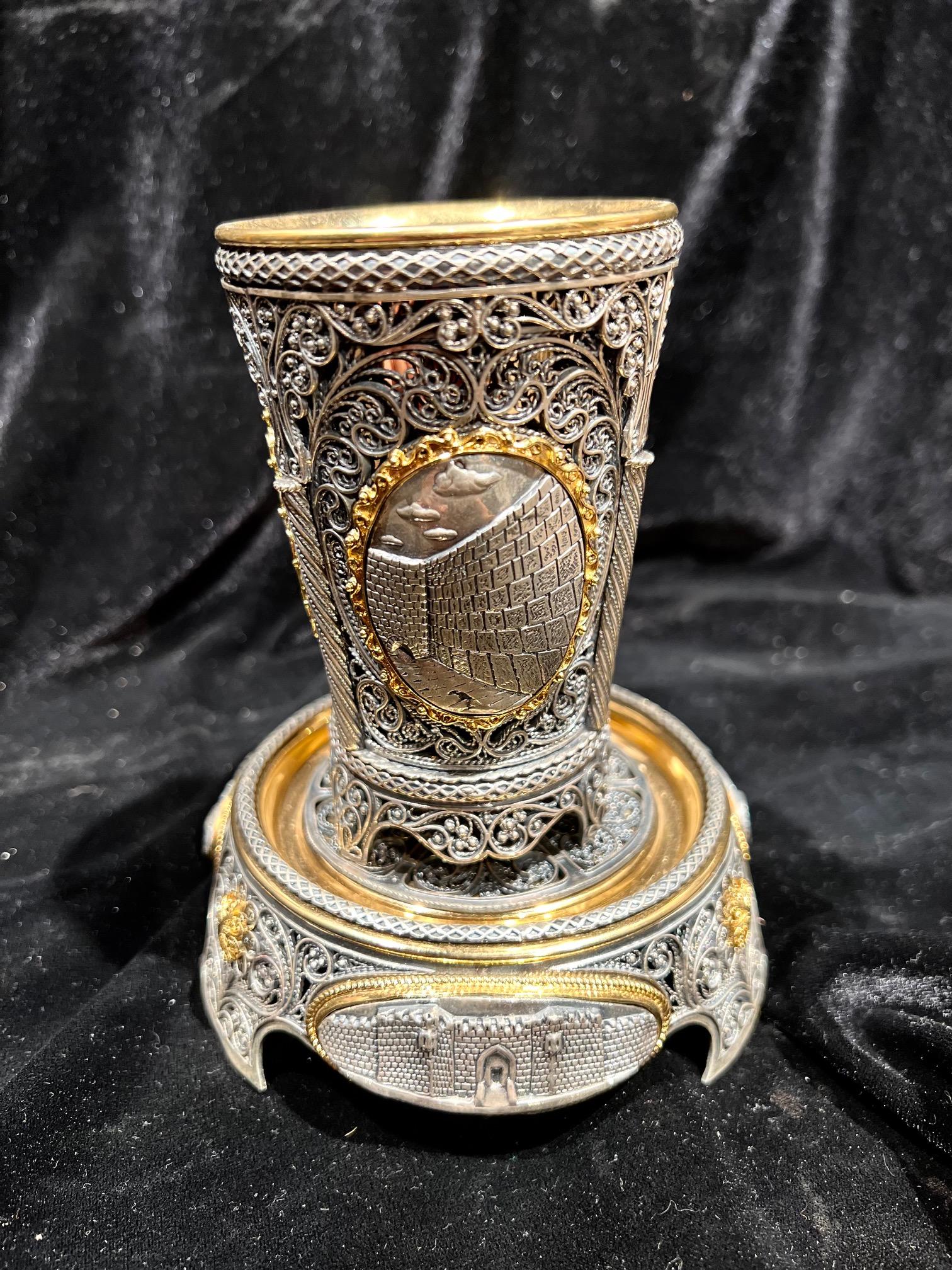 Rare et exceptionnelle tasse Kiddush judaïque en argent sterling avec or à l'intérieur  en vente 2
