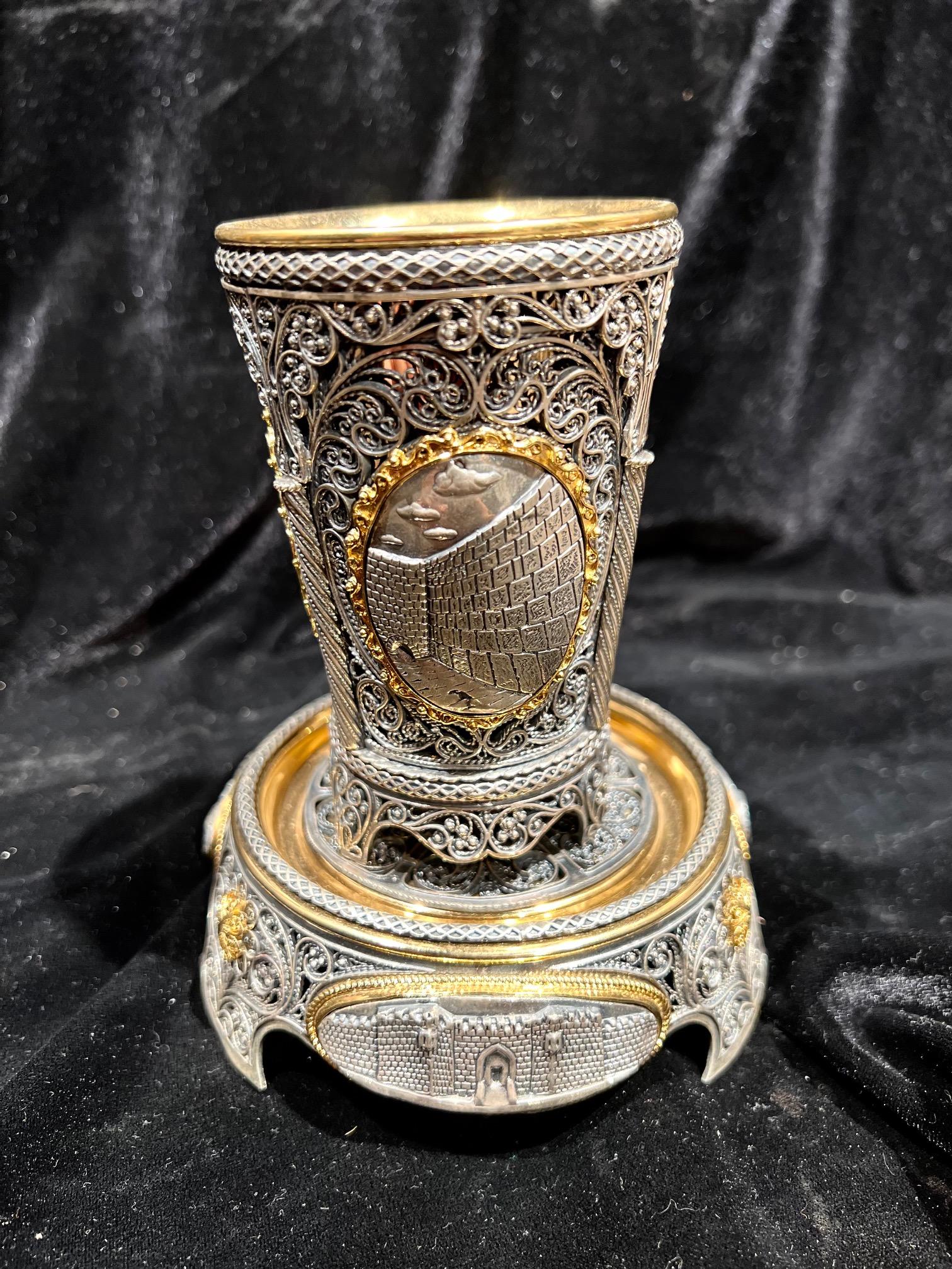 Seltener und außergewöhnlicher Kidduschbecher aus Sterlingsilber mit Goldeinsatz Judaica im Angebot 2