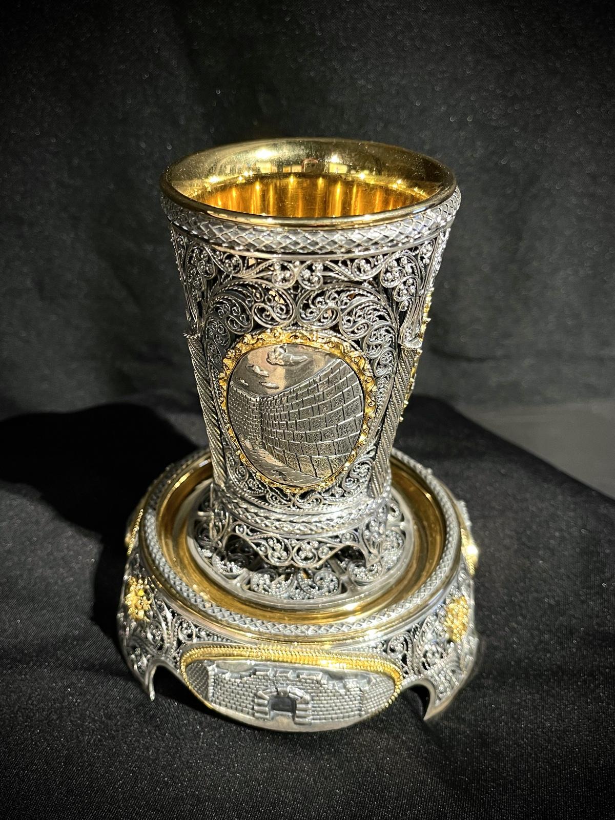 Rare et exceptionnelle tasse Kiddush judaïque en argent sterling avec or à l'intérieur  - Sculpture de Unknown