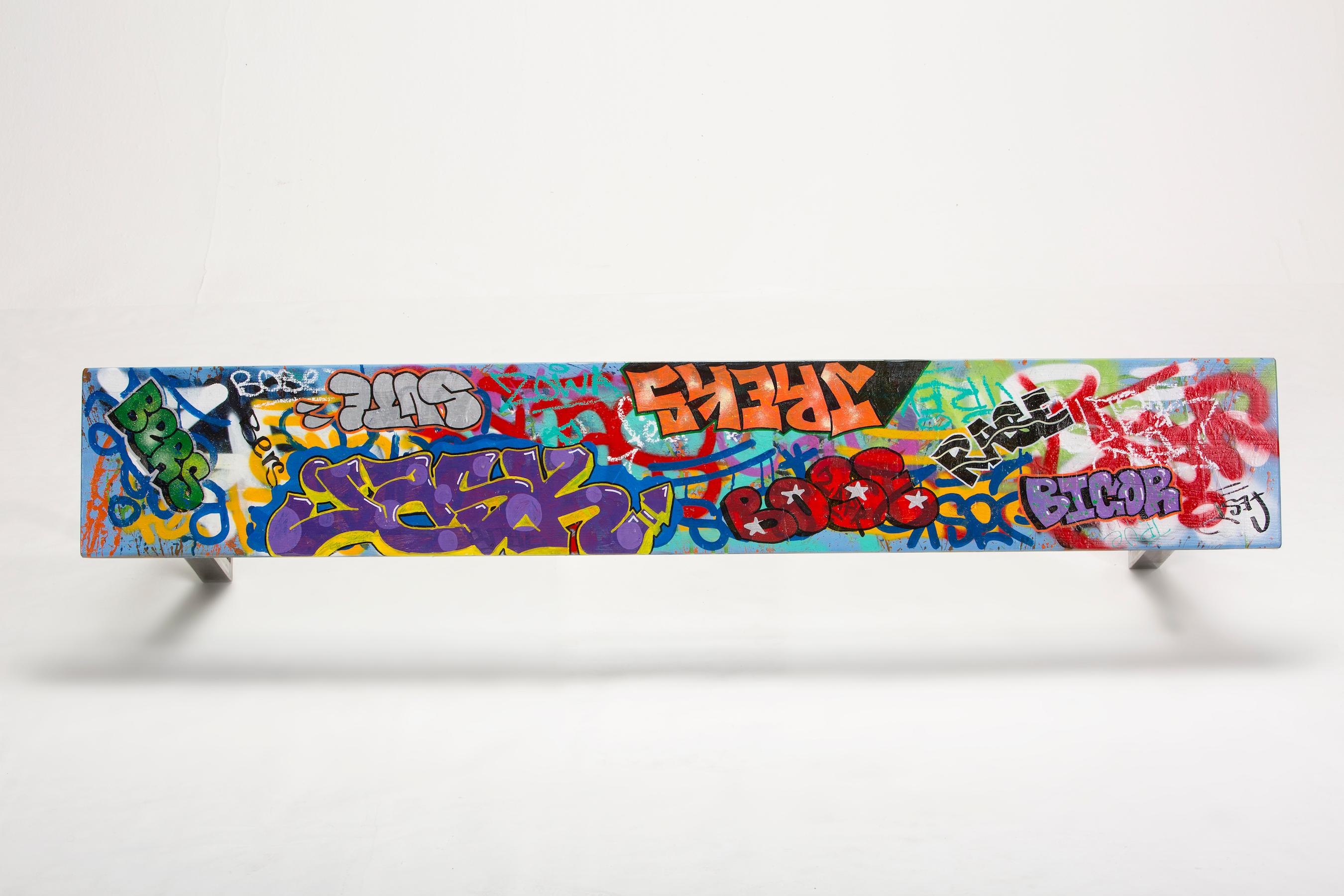 „Rase Alley“ Große farbenfrohe Graffiti Tagged Holzbank – Sculpture von Unknown