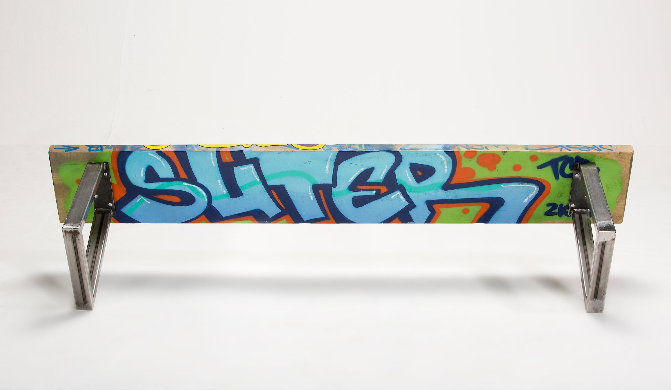 „Rase Alley“ Große farbenfrohe Graffiti Tagged Holzbank (Zeitgenössisch), Sculpture, von Unknown