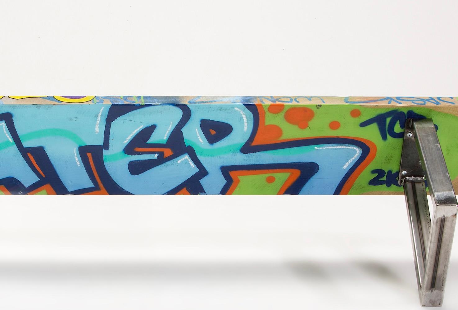 „Rase Alley“ Große farbenfrohe Graffiti Tagged Holzbank im Angebot 2