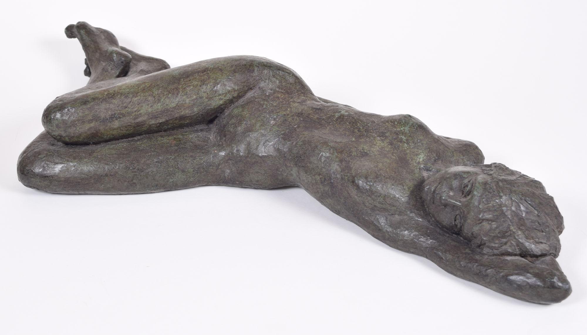 Sculpture d'une fille nue allongée en bronze résine en vente 1