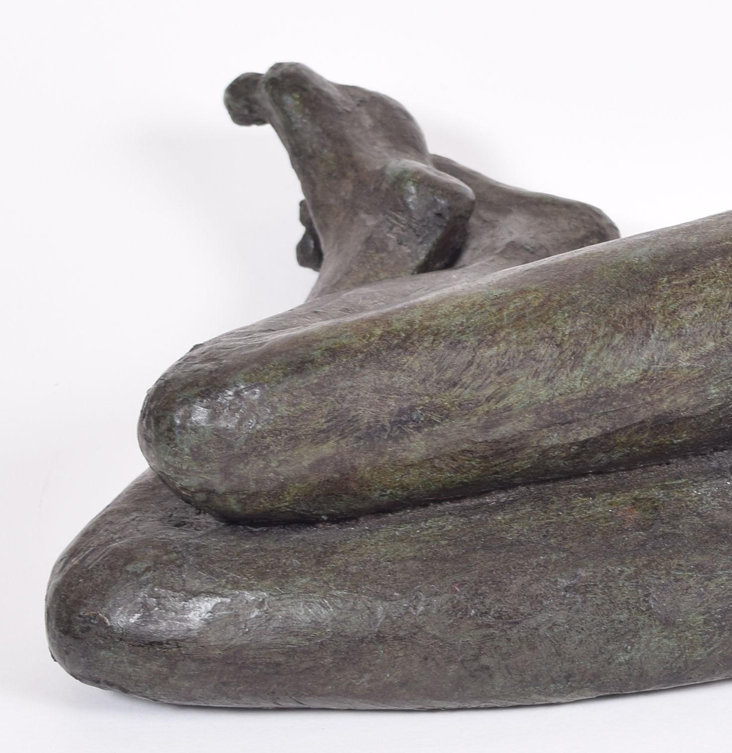 Sculpture d'une fille nue allongée en bronze résine en vente 2