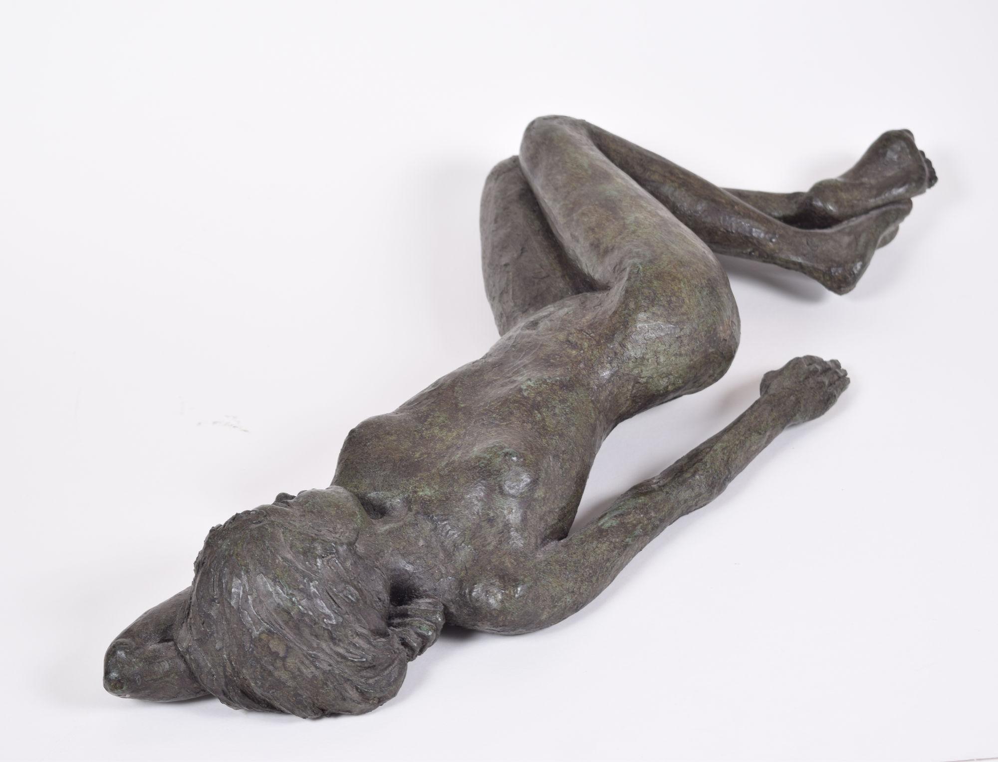 Sculpture d'une fille nue allongée en bronze résine en vente 3