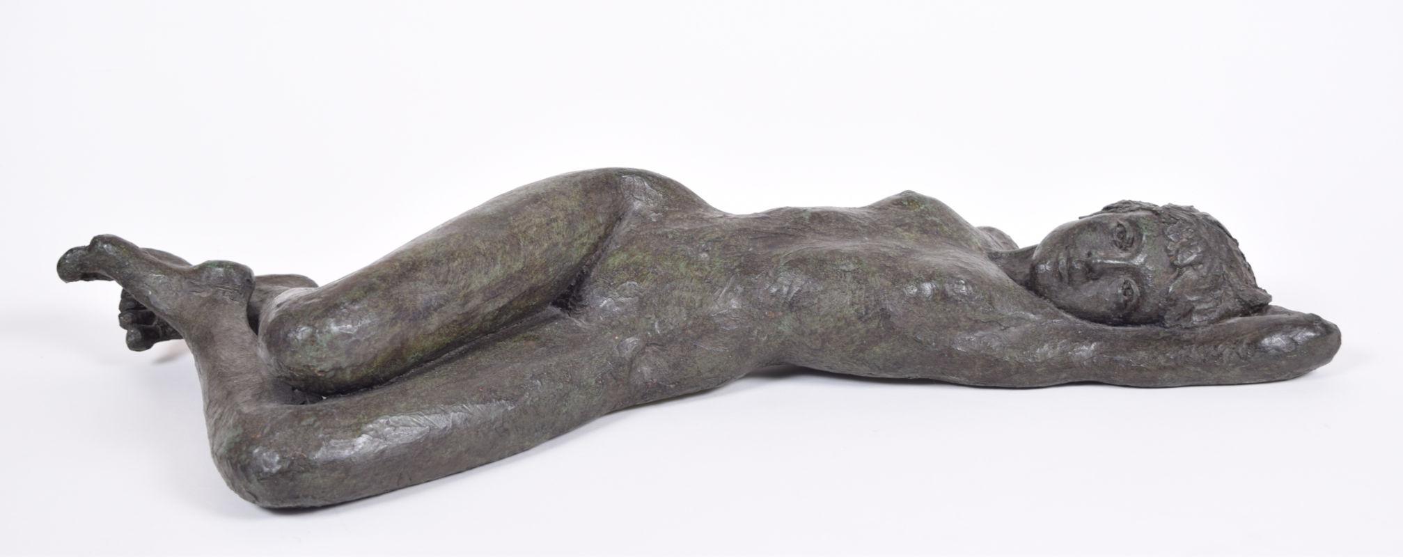 Nude Sculpture Unknown - Sculpture d'une fille nue allongée en bronze résine