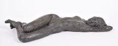 Sculpture d'une fille nue allongée en bronze résine