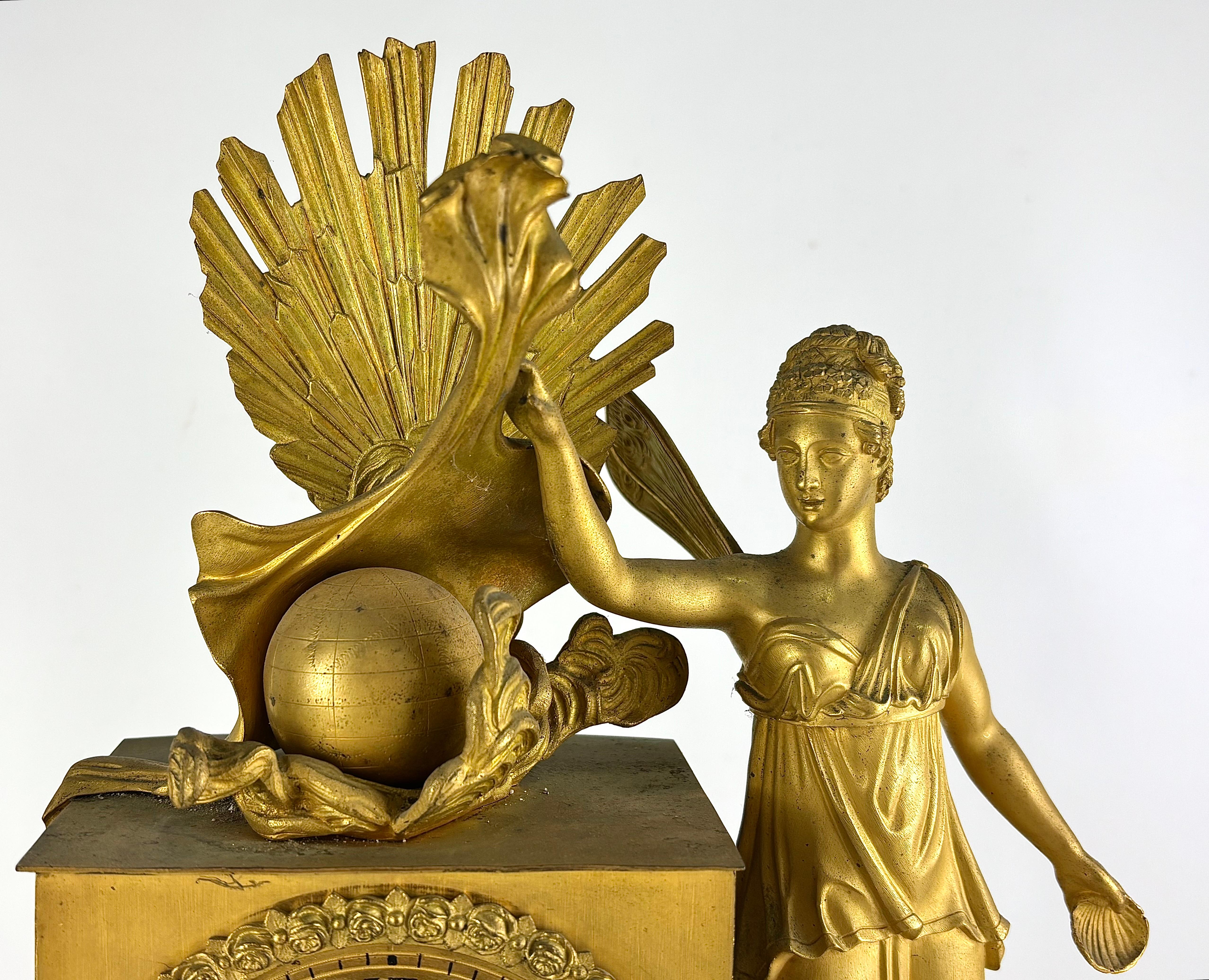 RELOJ SOBREMESA IMPERIO - BRONCE DORADO AL MERCURIO - FRANCIA 1810-15 - Gold Figurative Sculpture by Unknown