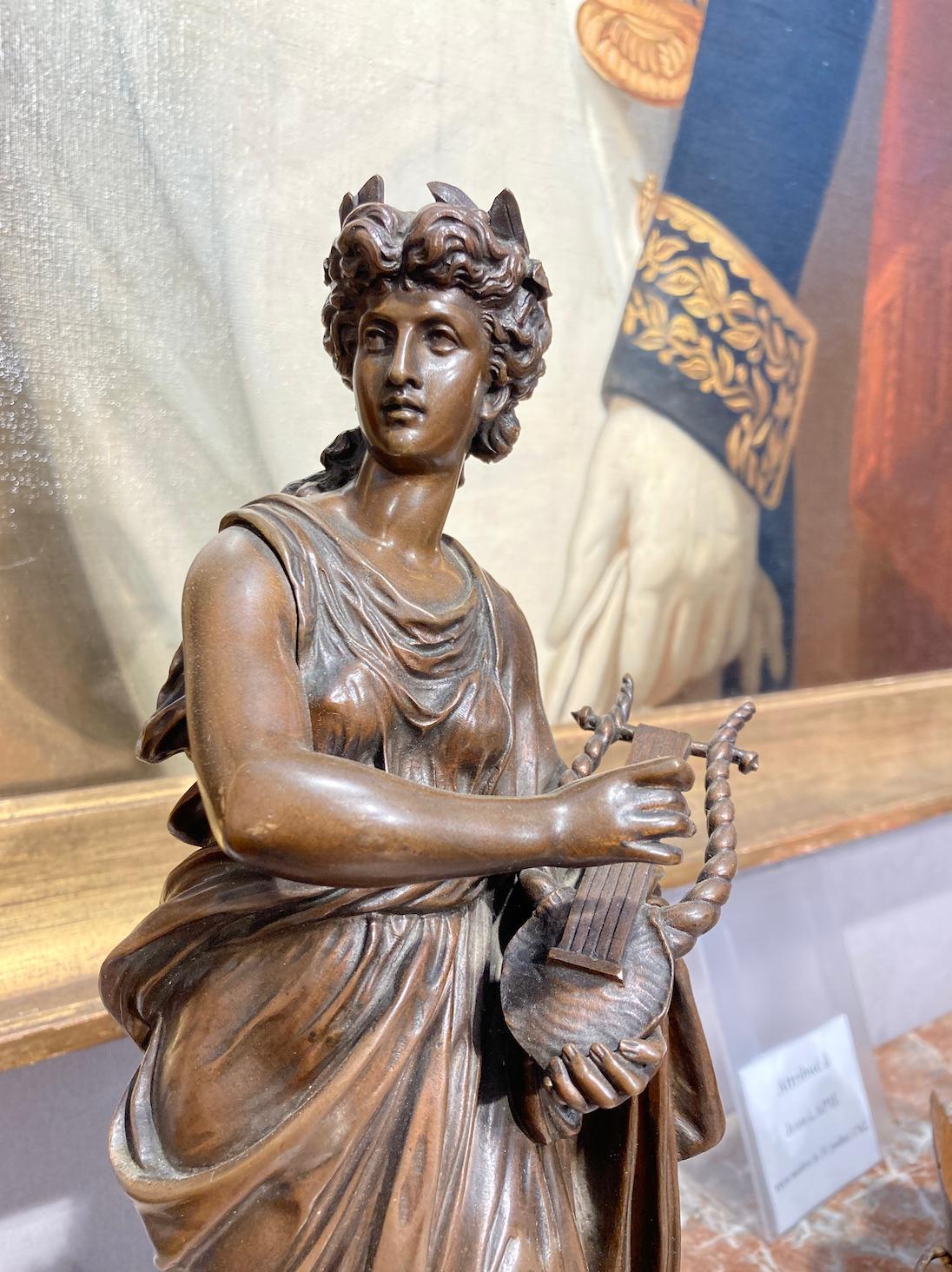 Charmant bronze signé Mathurin Moreau. Représentation de la musique, cette femme au drapé délicat, coiffée d'une couronne de laurier tient dans ses mains une lyre. 

Signé sur la Base Moreau. 
